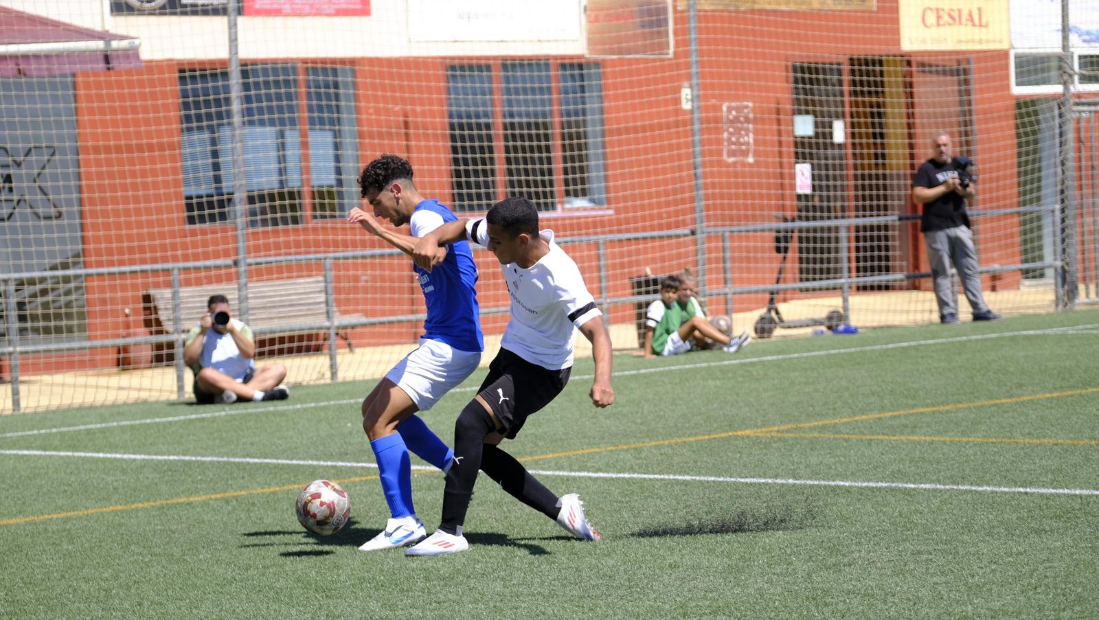 Un jugador de La Cañada presiona a un rival durante un encuentro de la presente temporada.