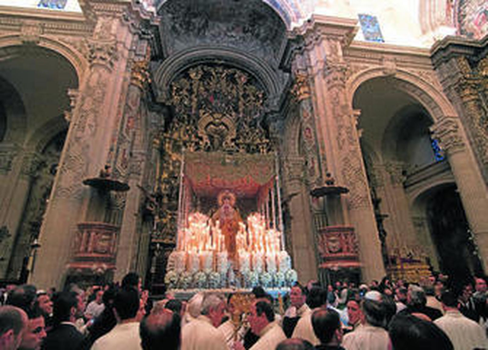 La Esperanza Macarena se cobijó en la Colegial del Salvador al verse sorprendida por la lluvia de la mañana.