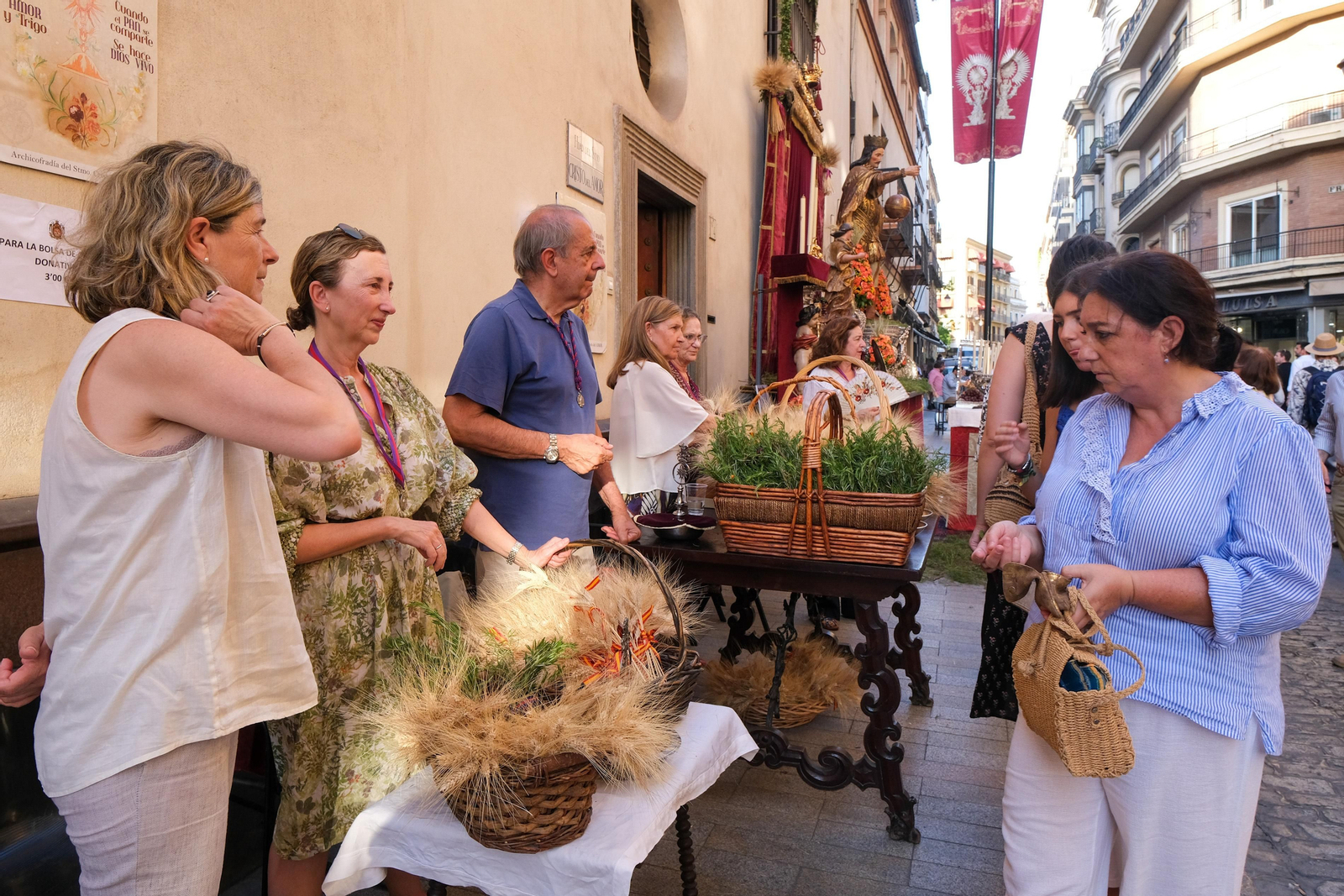 Preparativos, altares, escaparates, balcones para el Corpus