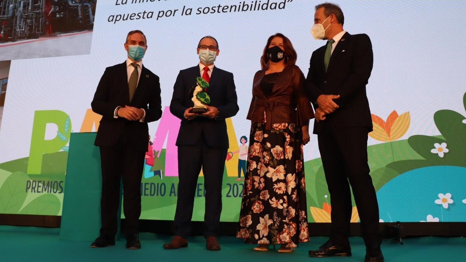 El director de la planta química de Puente Mayorga recoge el premio.