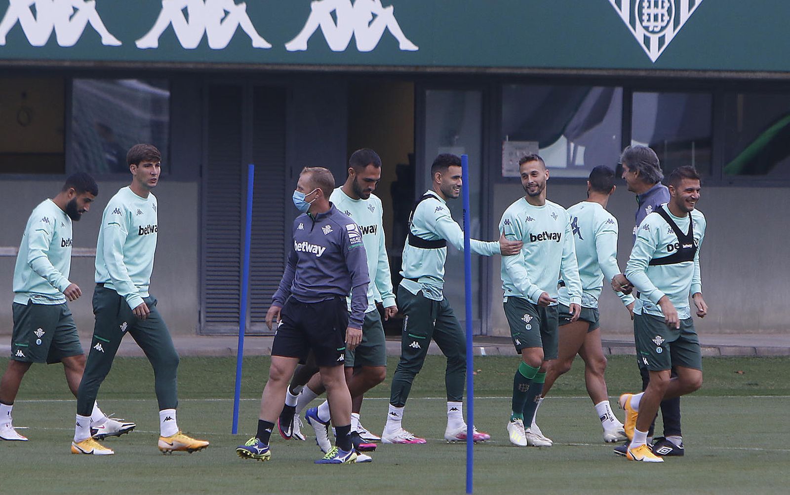 Los jugadores del Betis, con buen ambiente en un entrenamiento.