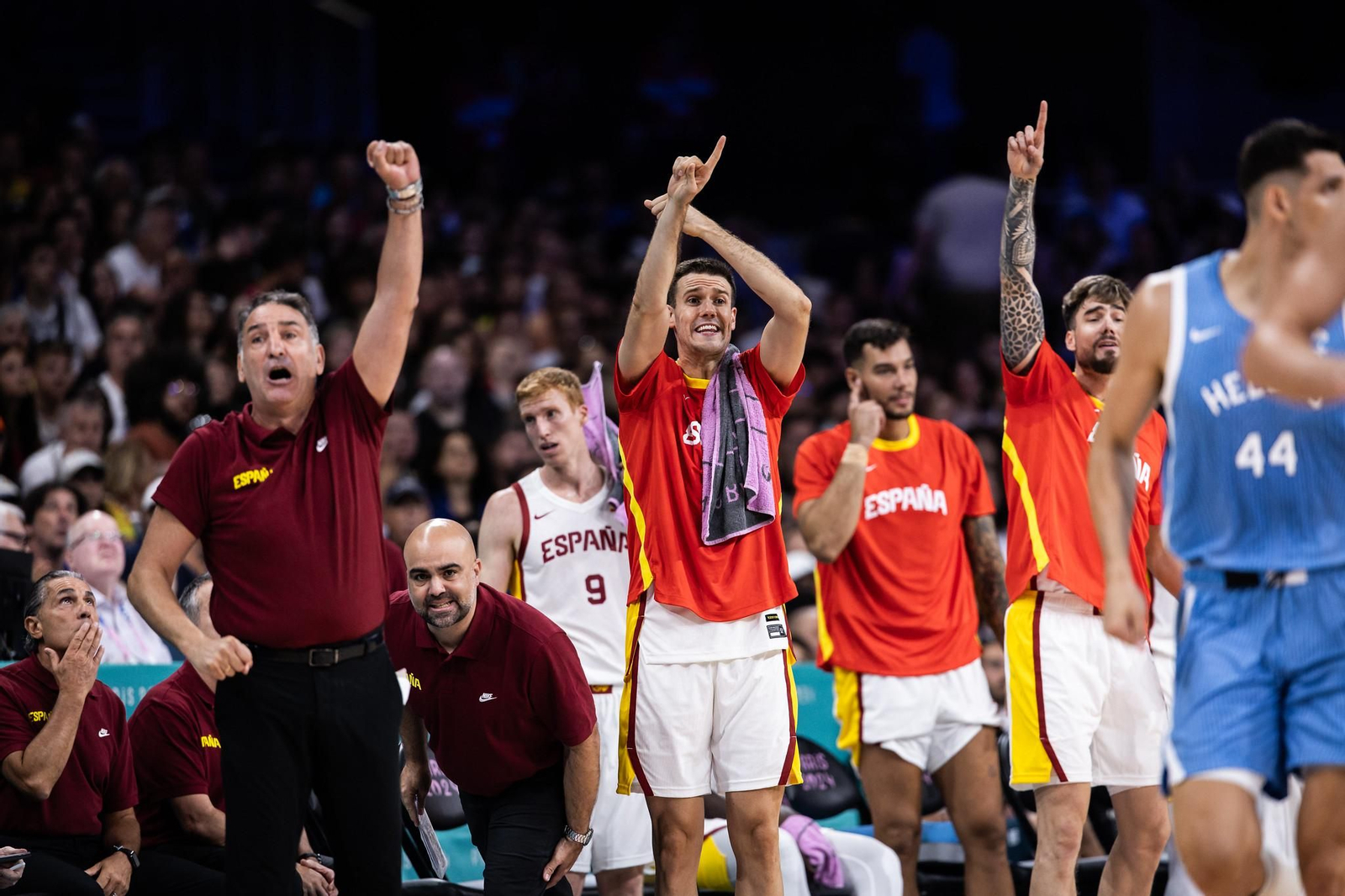 Alberto Díaz hace trabajo sucio y España se agarra a París tras ganar a Grecia (84-77)