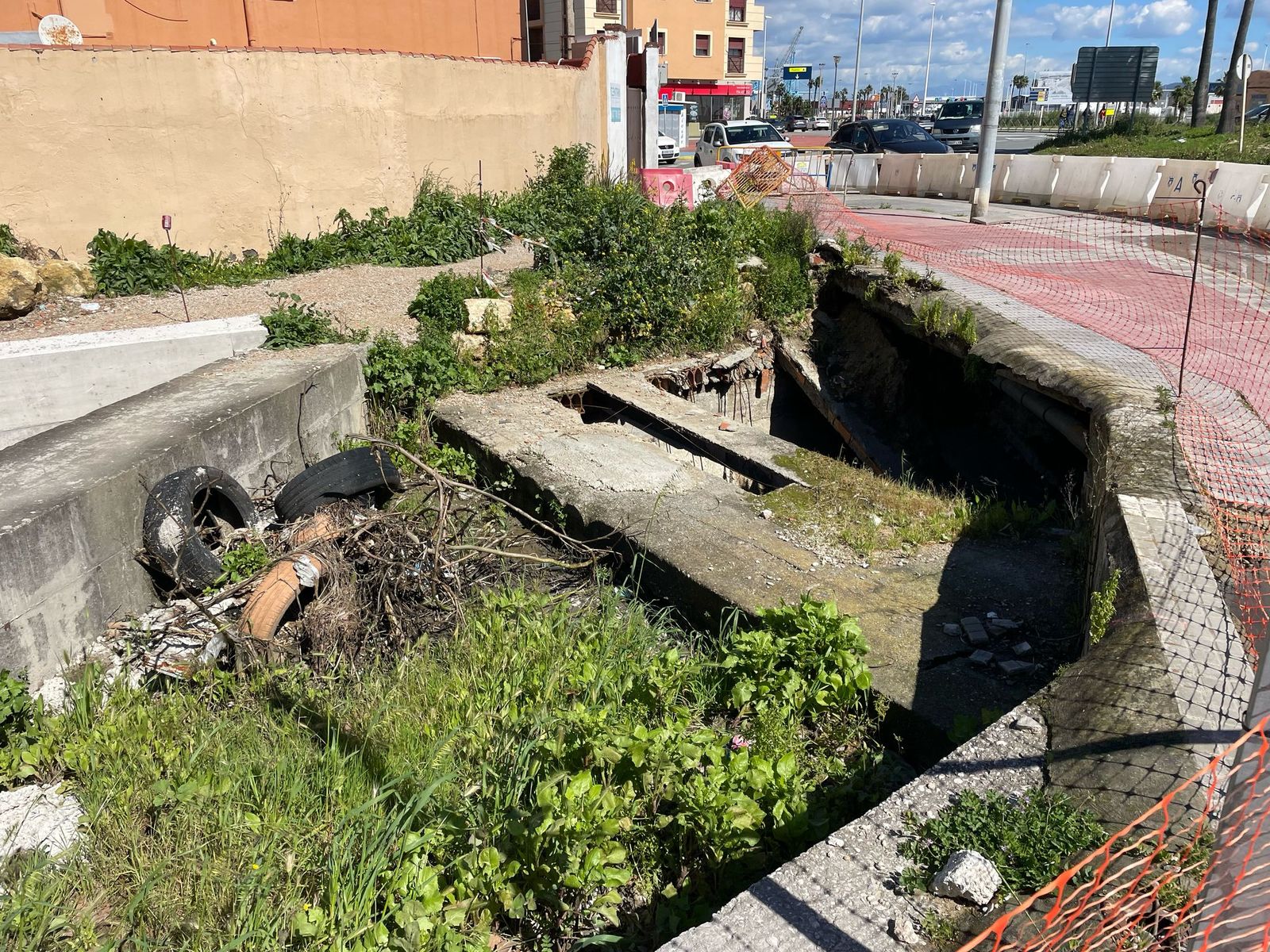 La rotonda del Varadero, este 15 de marzo, casi dos meses después del hundimiento de una plancha de cubría el arroyo del Saladillo.