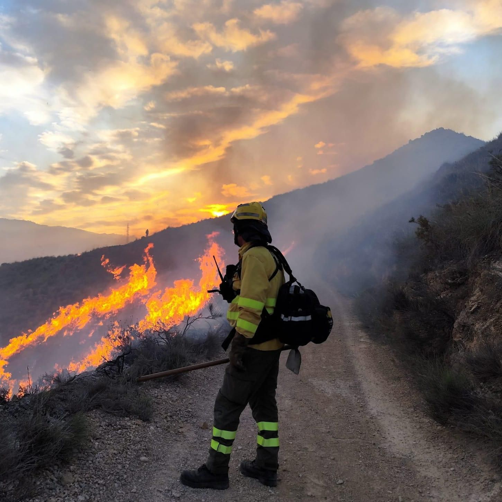 Uno de los bomberos durante una actuación contra un incendio.