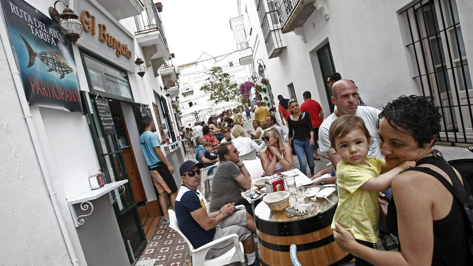 Una de las calles estrechas de Tarifa, atestada de bares