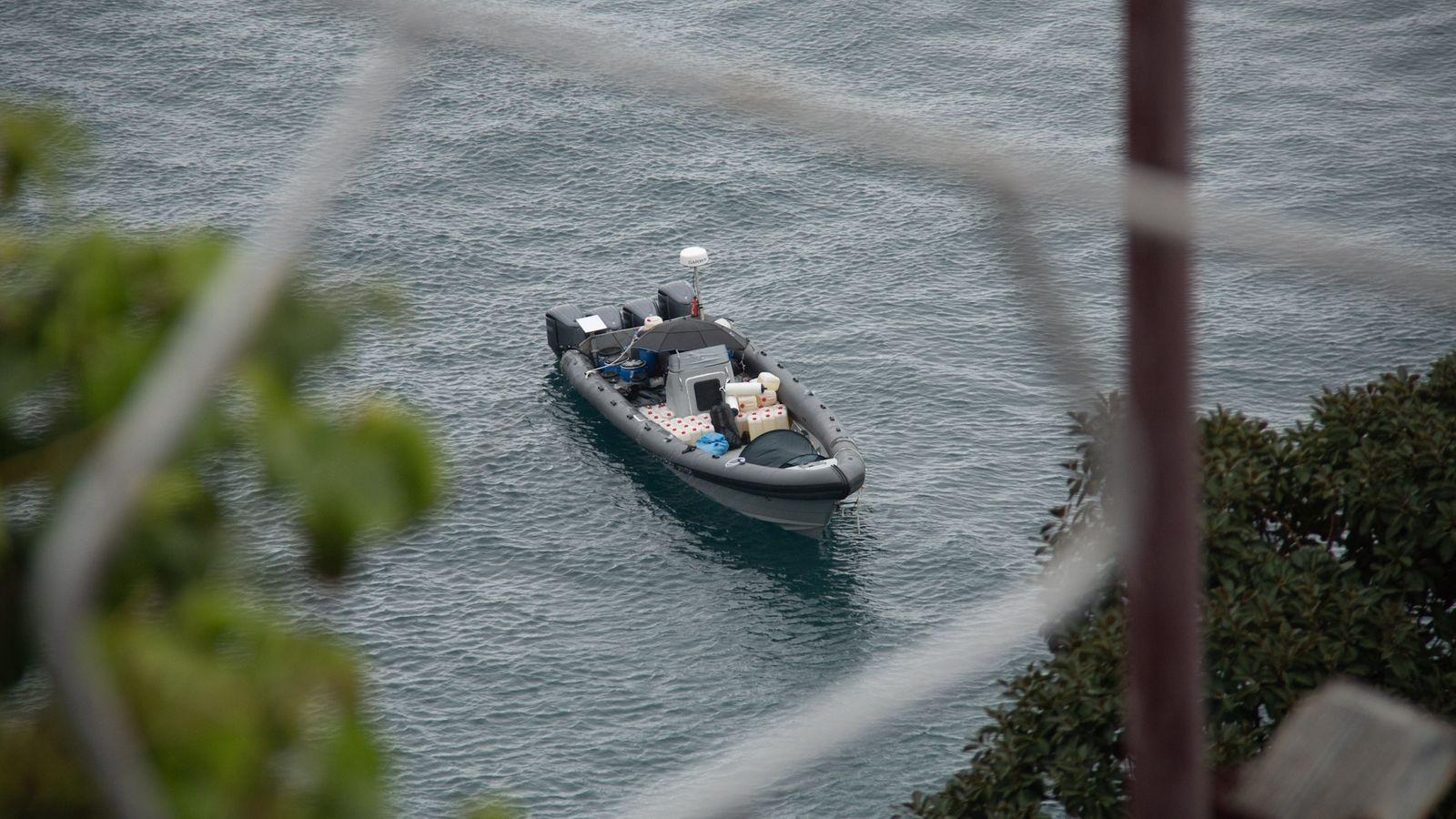 Una de las semirrígidas vista estos días en Marina del Este con bidones de combustible