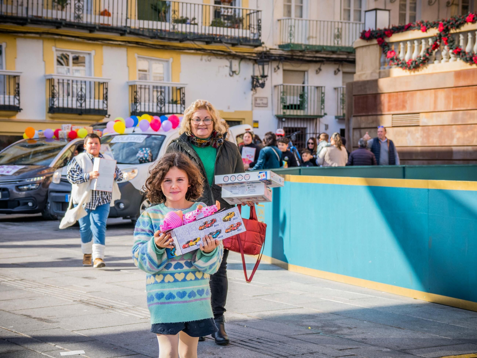 La Caravana Solidaria recoge cientos de regalos para echar una mano a los Reyes Magos en San Fernando
