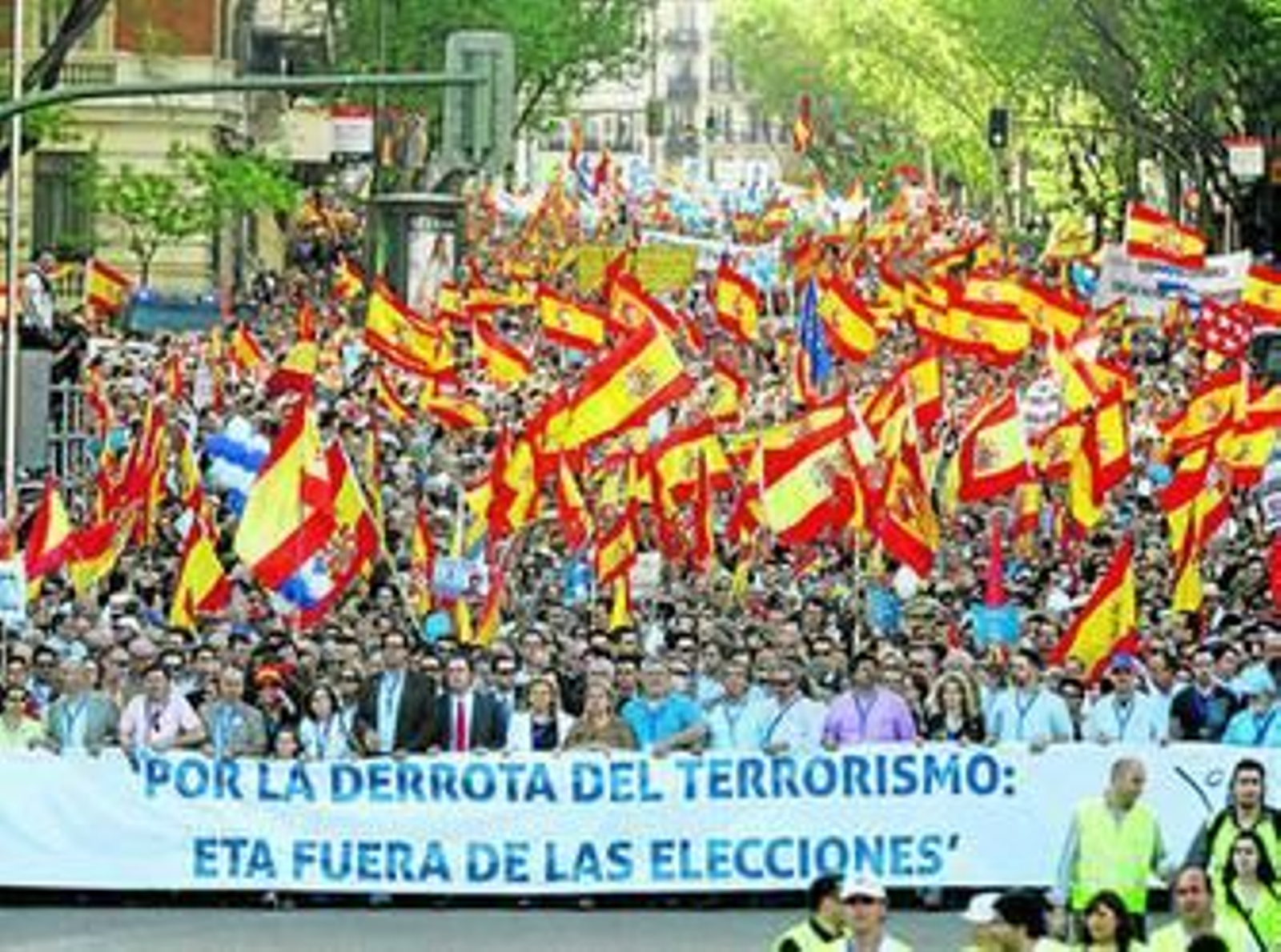Cabecera de la manifestación convocada por AVT, ayer en Madrid.