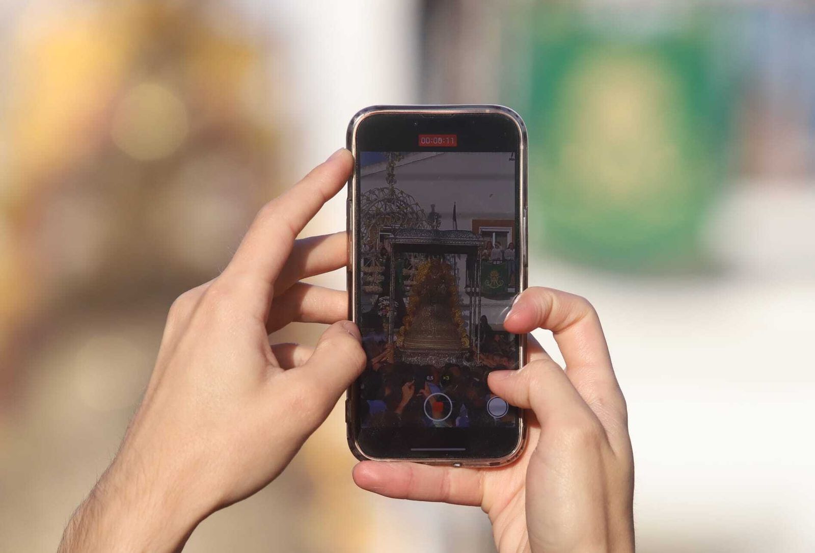 La Virgen del Rocío avanza por las calles de Almonte, en imágenes