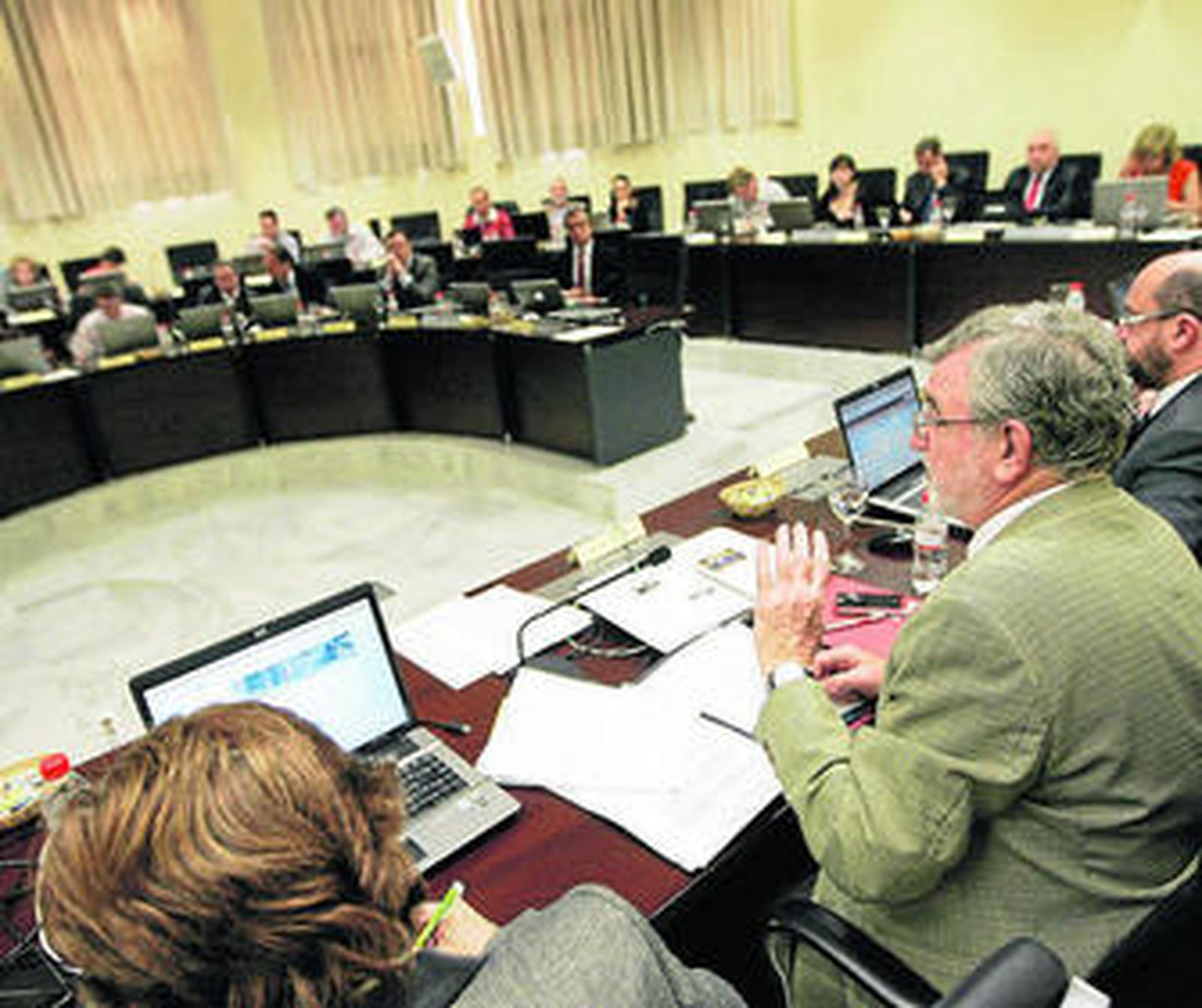 El rector de la UCO (centro), durante la celebración de un consejo de gobierno.