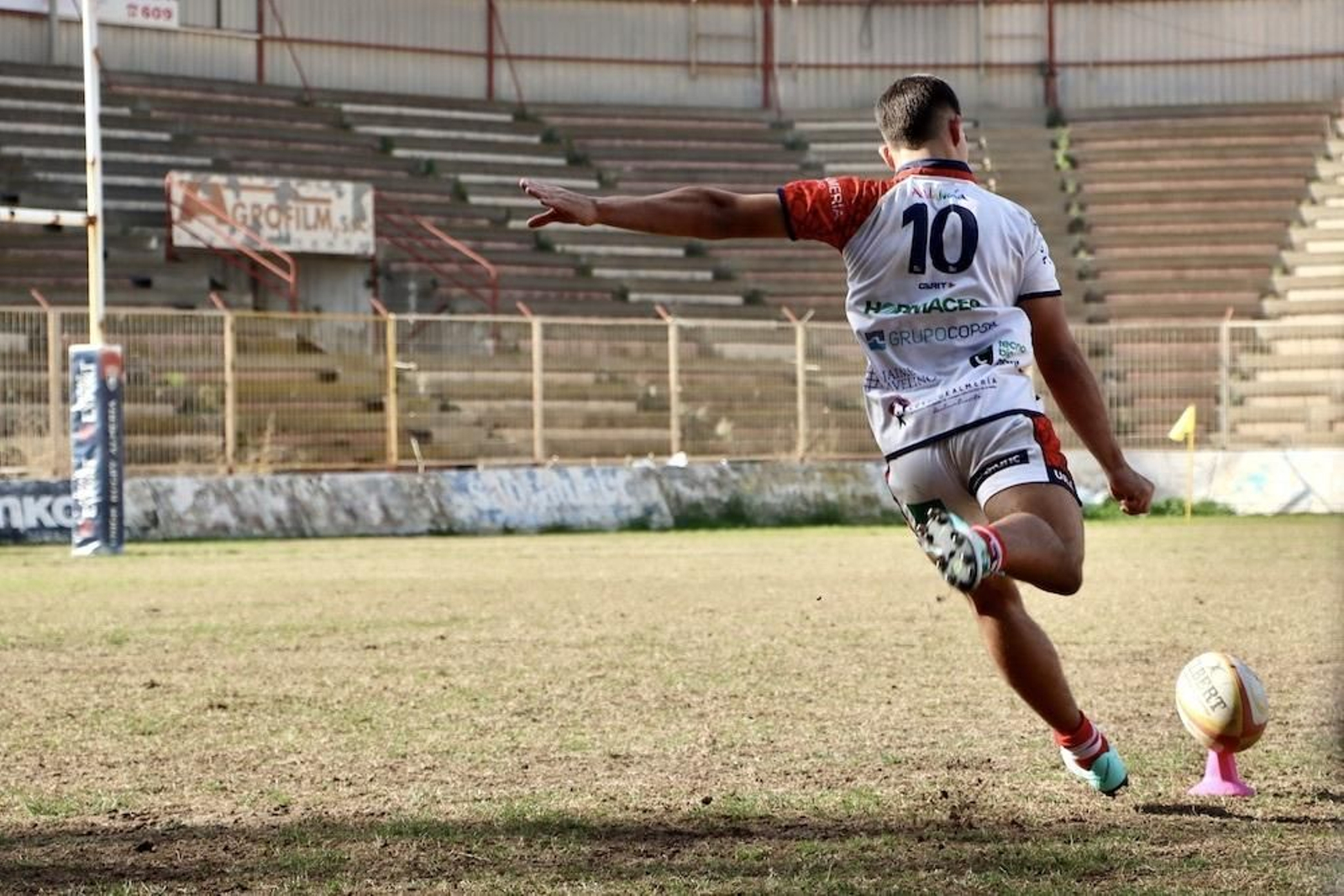 Un jugador del conjunto cruzado realiza una ejecución a palos en el Juan Rojas.