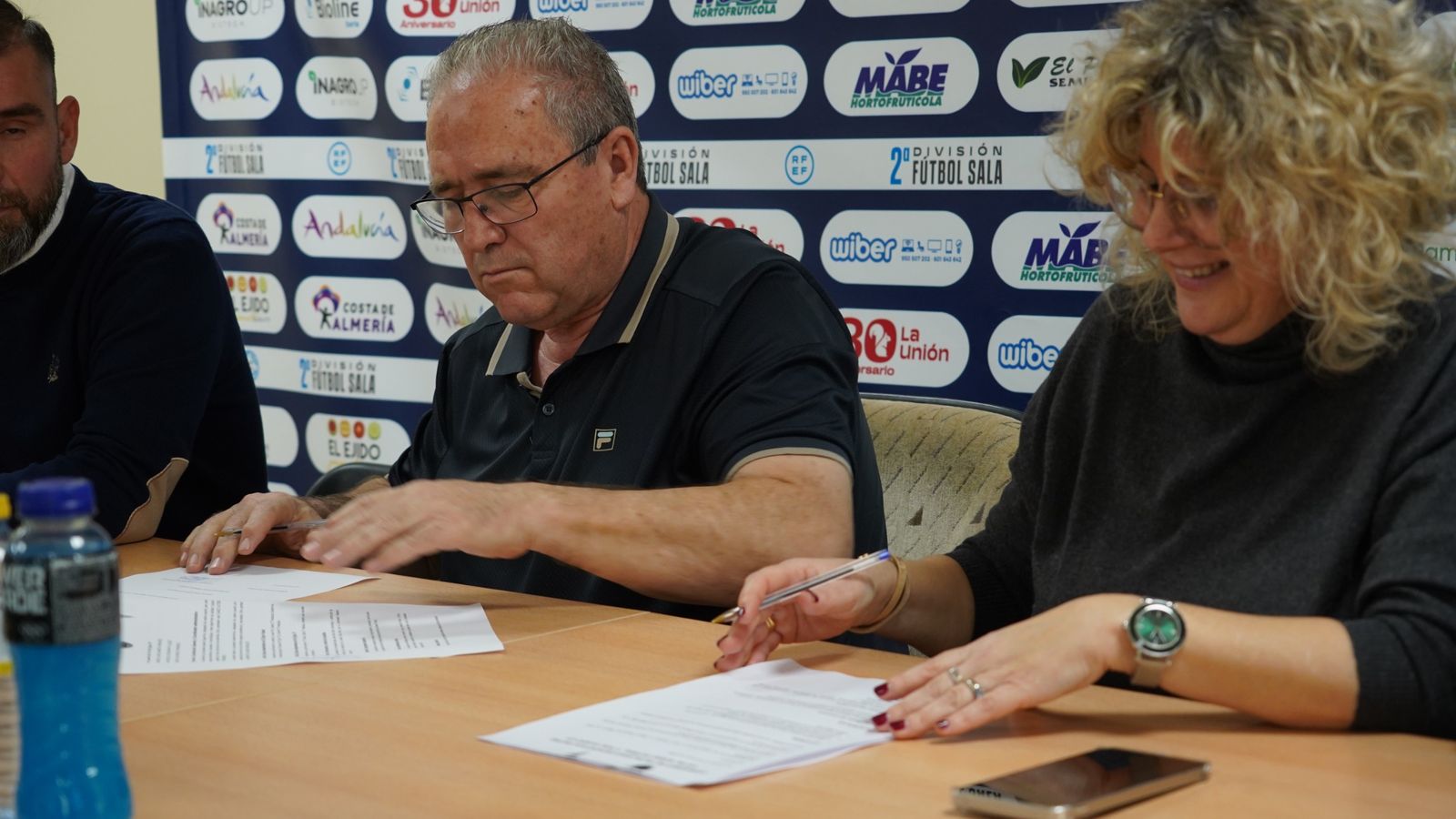 Vicente Puertas y Noelia España firman el acuerdo de filialidad entre ambos entidades.