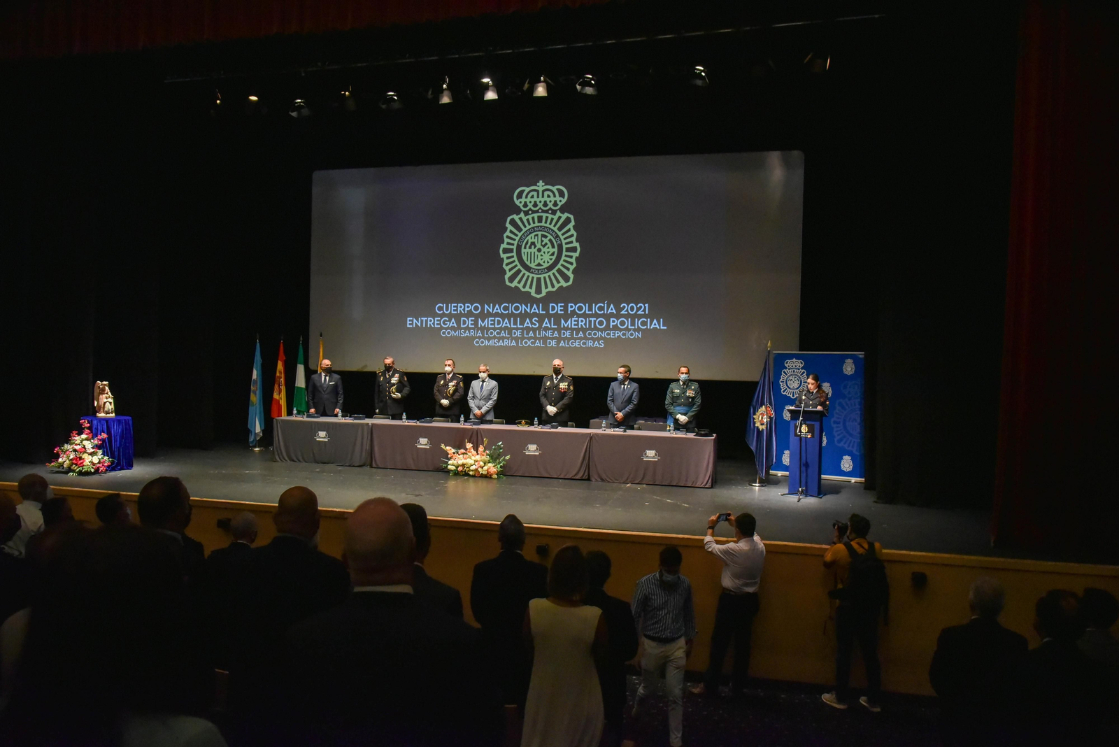 Las fotos de la entrega de medallas por el Dia de la Policía Nacional