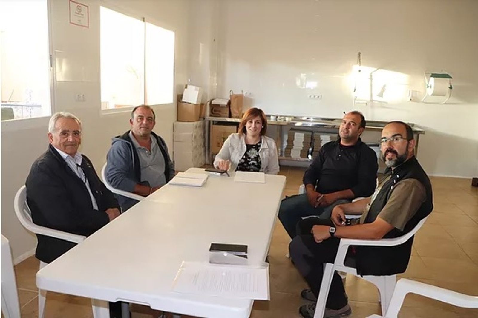 Los siete agricultores de la zona beneficiarios de estas ayudas para la regeneración.