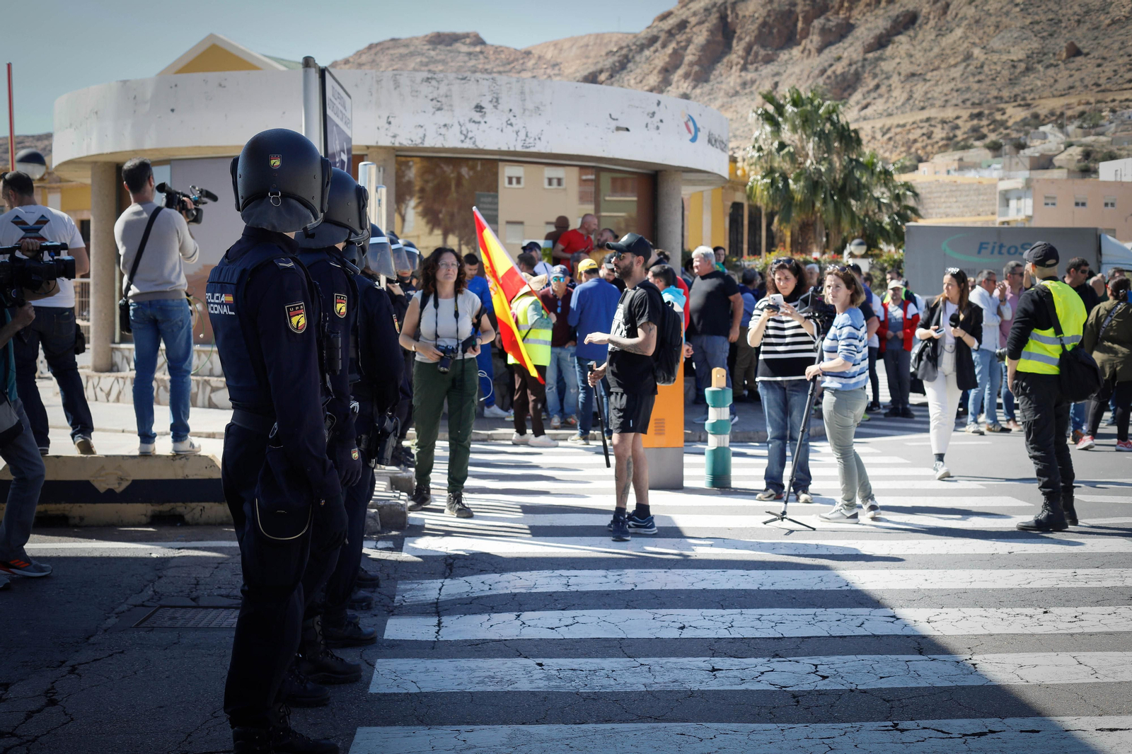 Los agricultores colapsan el puerto de Almería