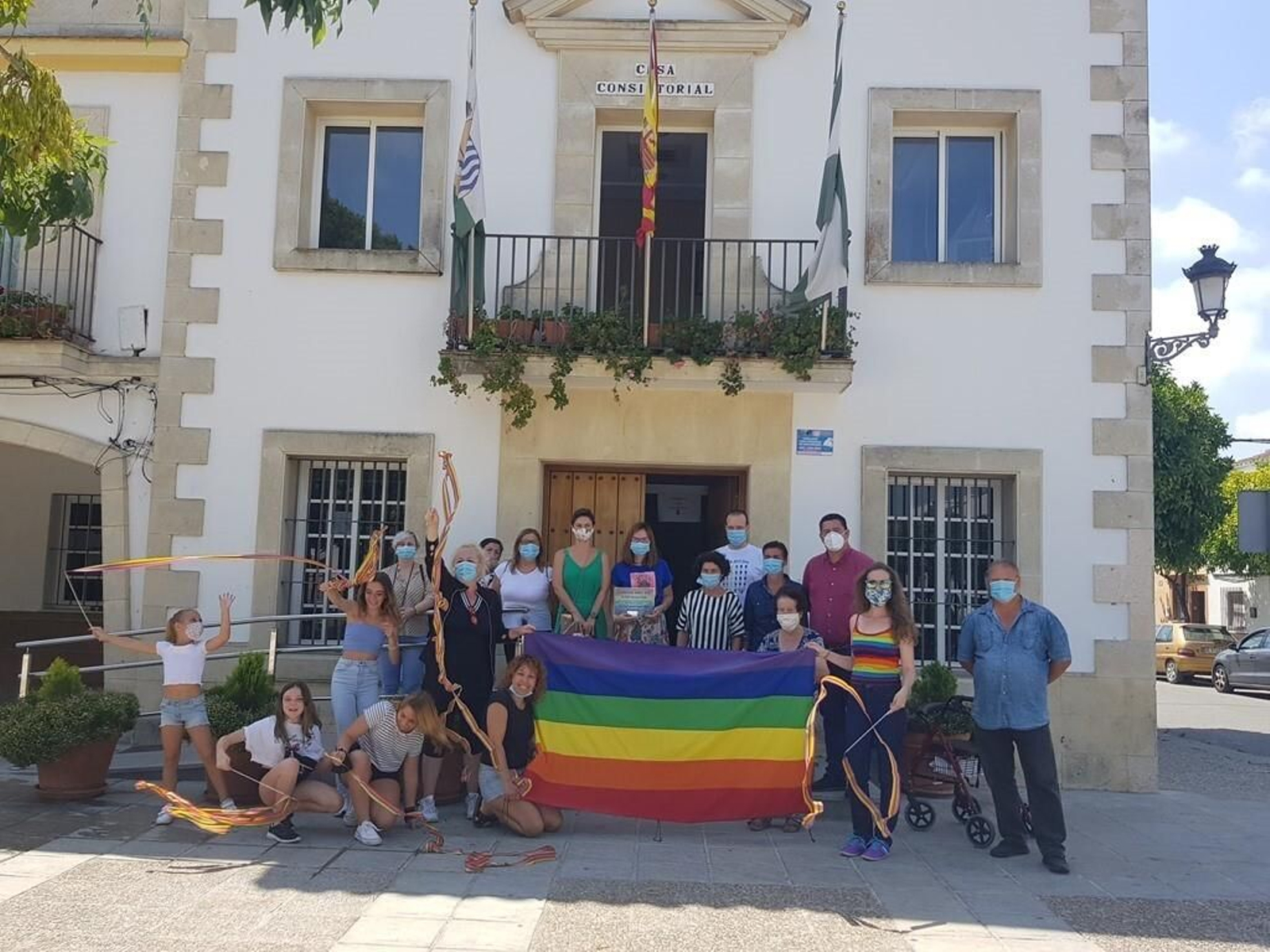 Los protagonistas del acto posan frente al Ayuntamiento de Guadalcacín.
