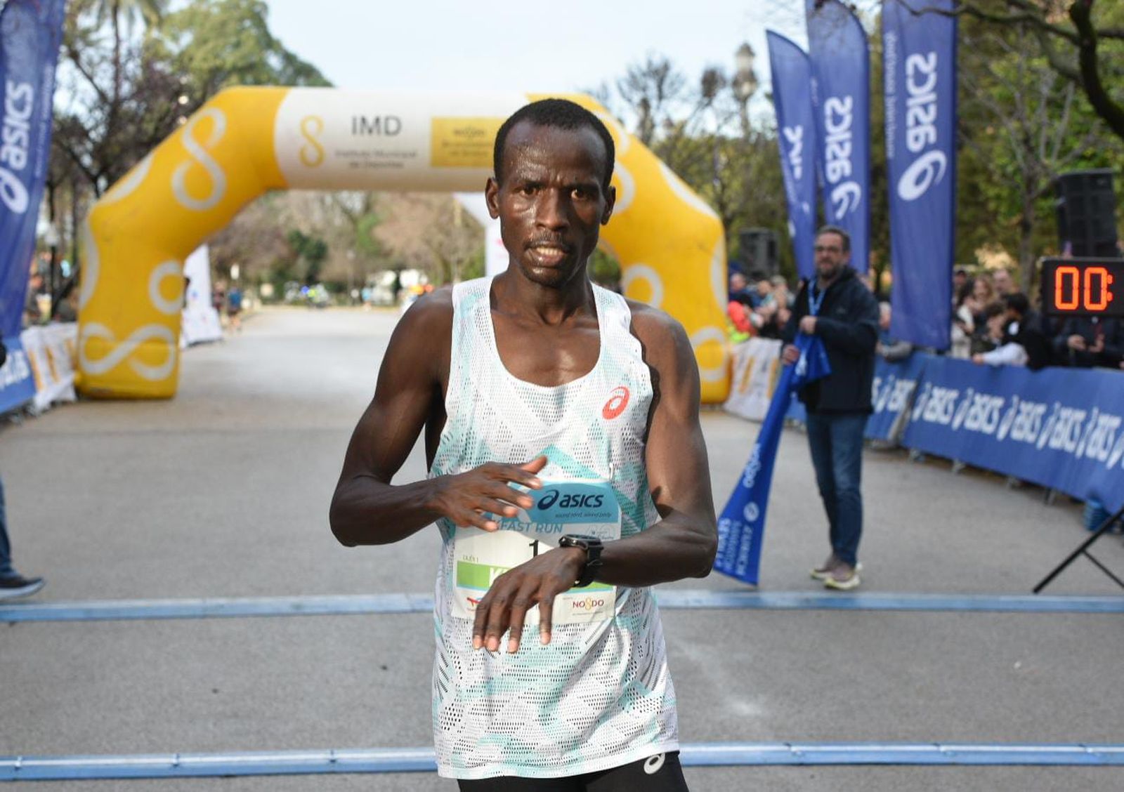 Kipchumba, primero en rebasar la línea de meta en el 5K Breakfast Run de este sábado.