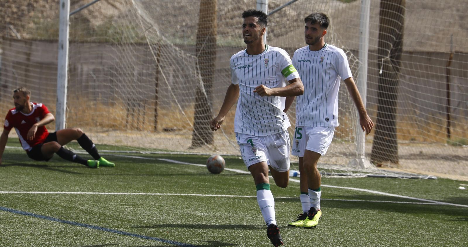 Juanma Bernal celebra un gol con el Córdoba B.