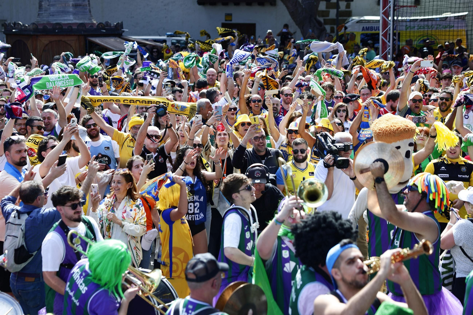 La gran fiesta de las aficiones de la ACB: Miles de personas toman las calles de Las Palmas