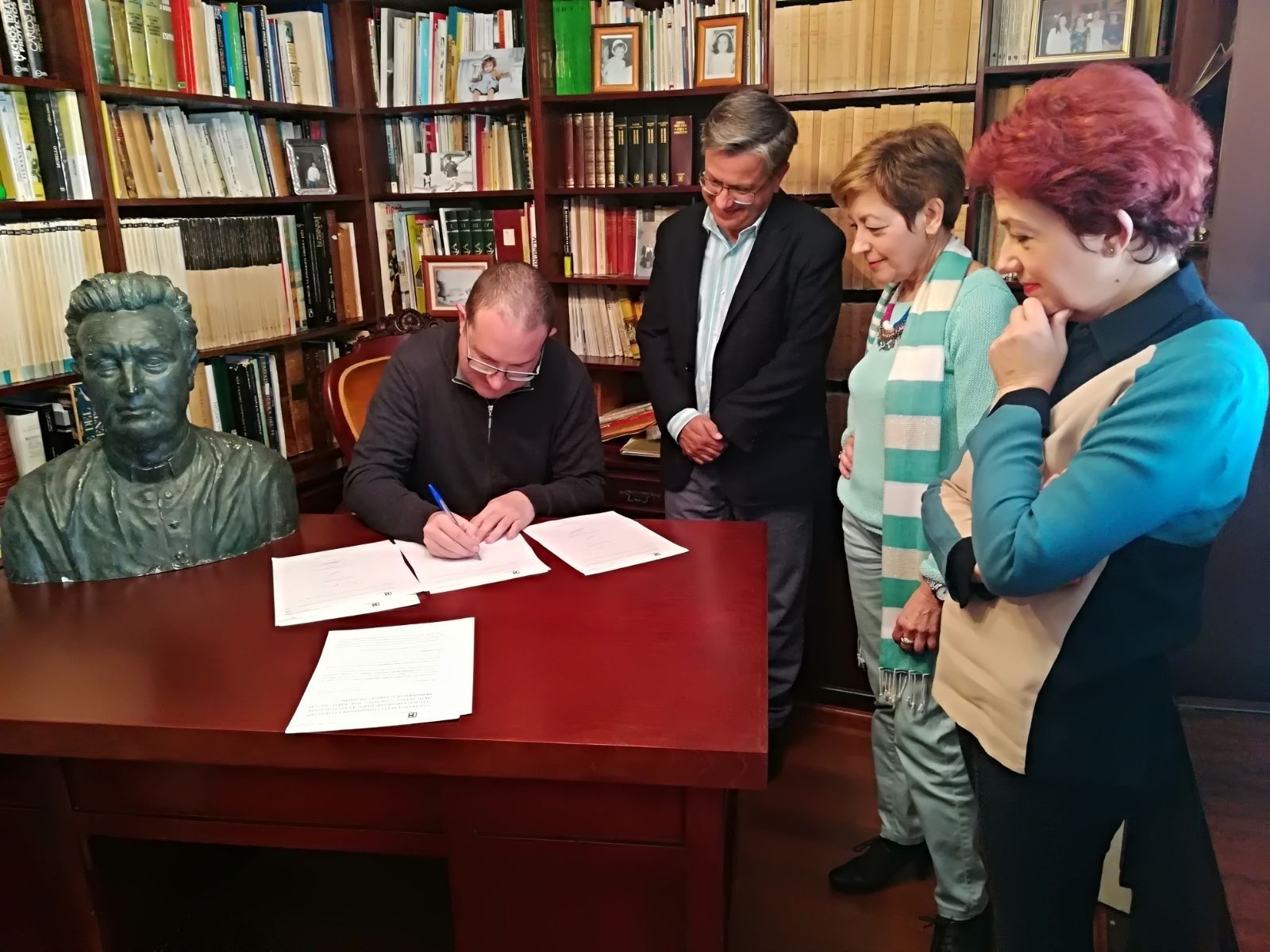 Andrés García Ibáñez en presencia de Santiago Alfonso firma el documento con las herederas de Marín por las que ceden su legado.