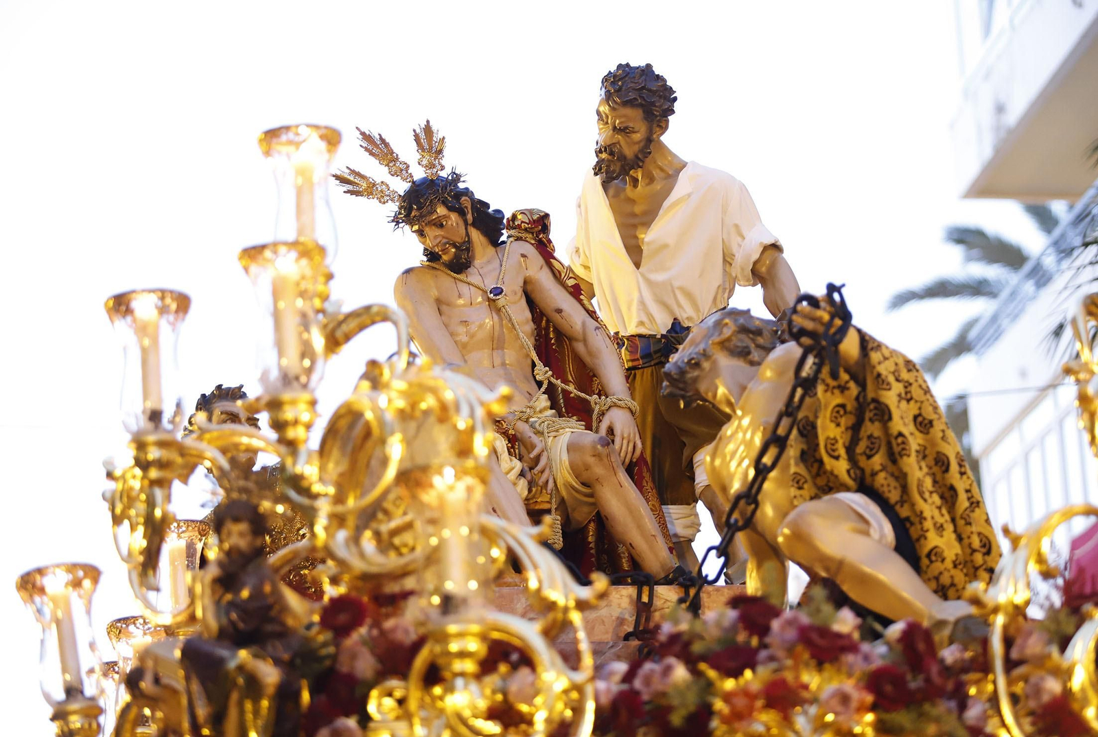 La Hermandad de Los Judíos en su recorrido por las calles de Huelva en el Jueves Santo