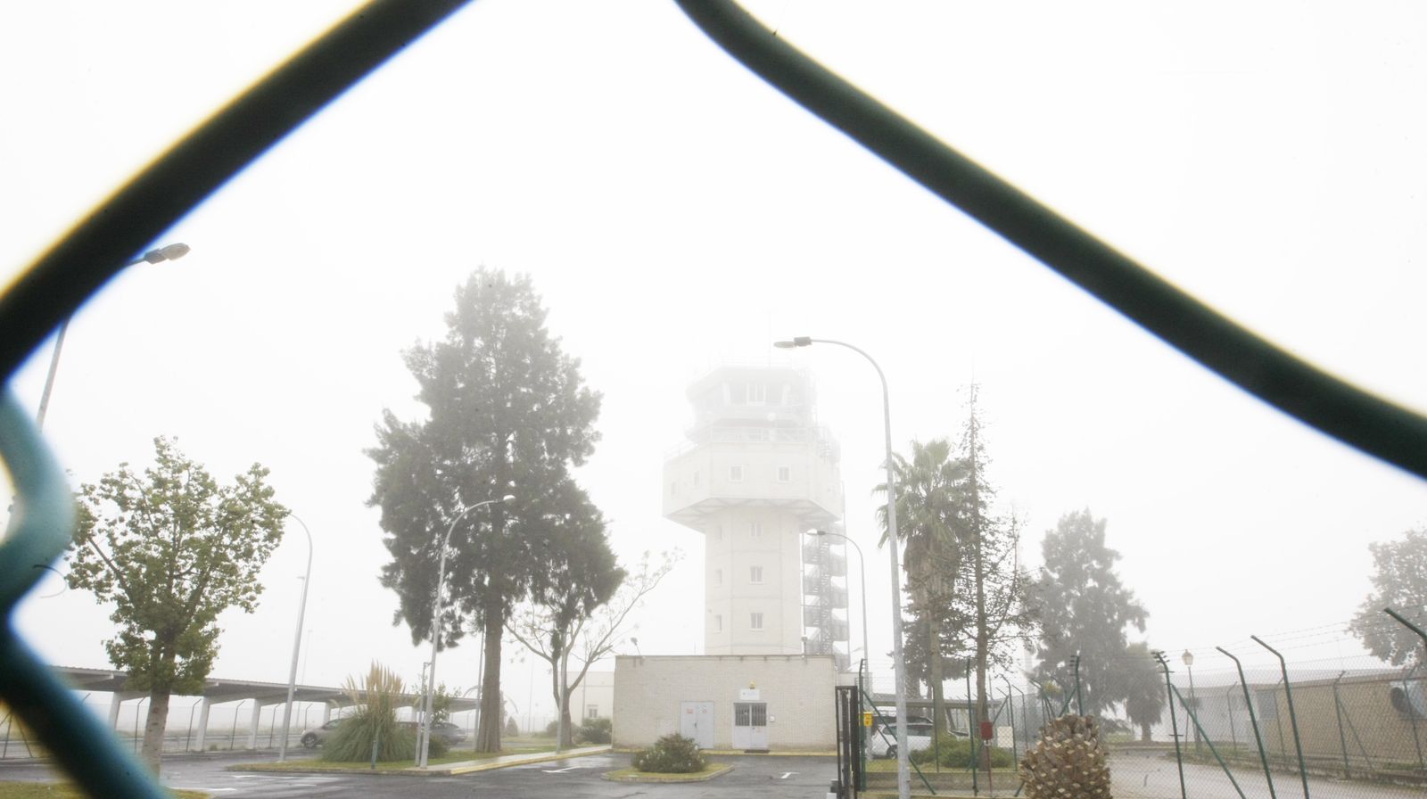 Imagen de la torre de control del aeropuerto sumida en la niebla este martes.