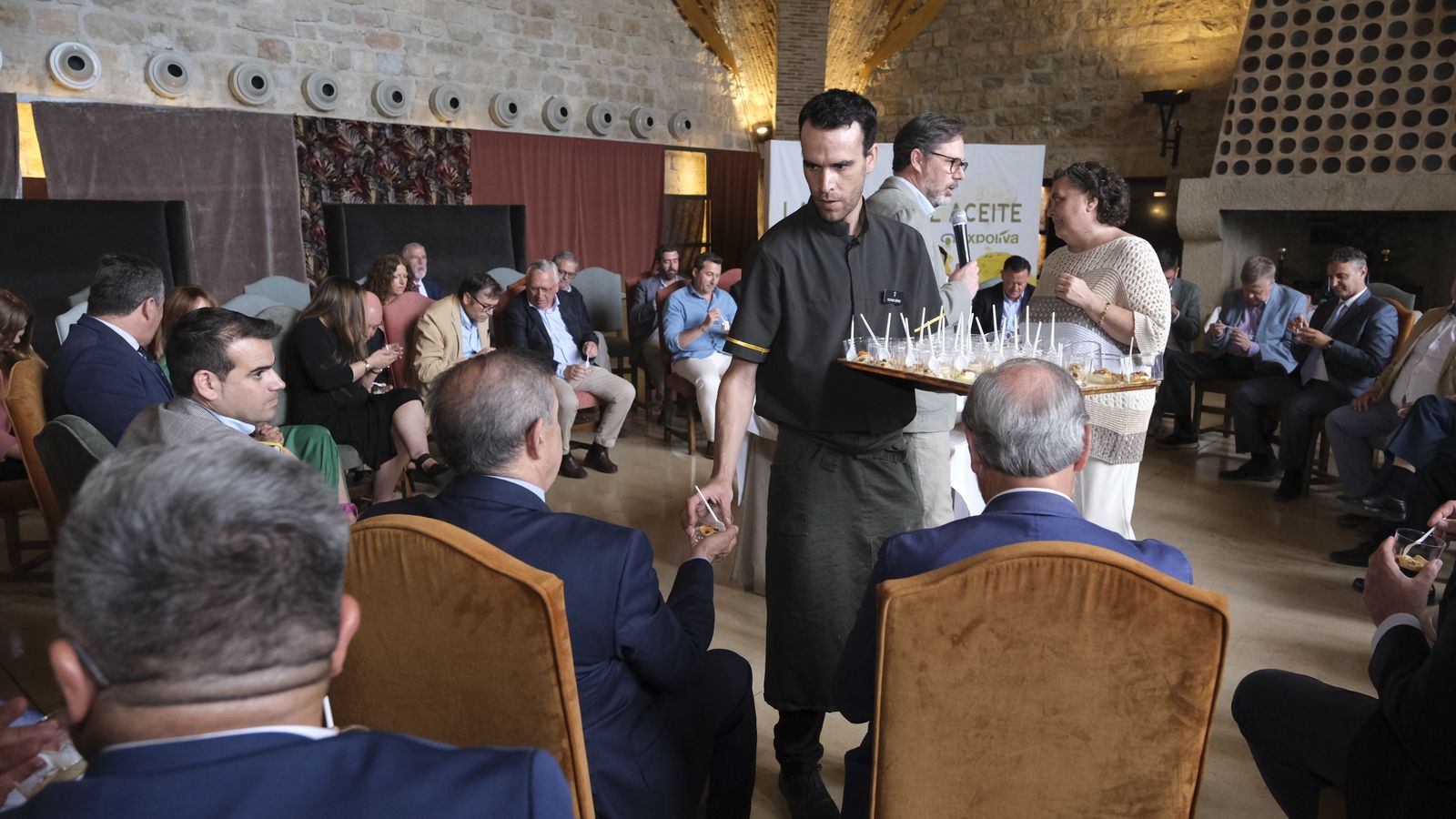 Un camarero del Parador reparte la tapa ‘Salamandra jiennense’.