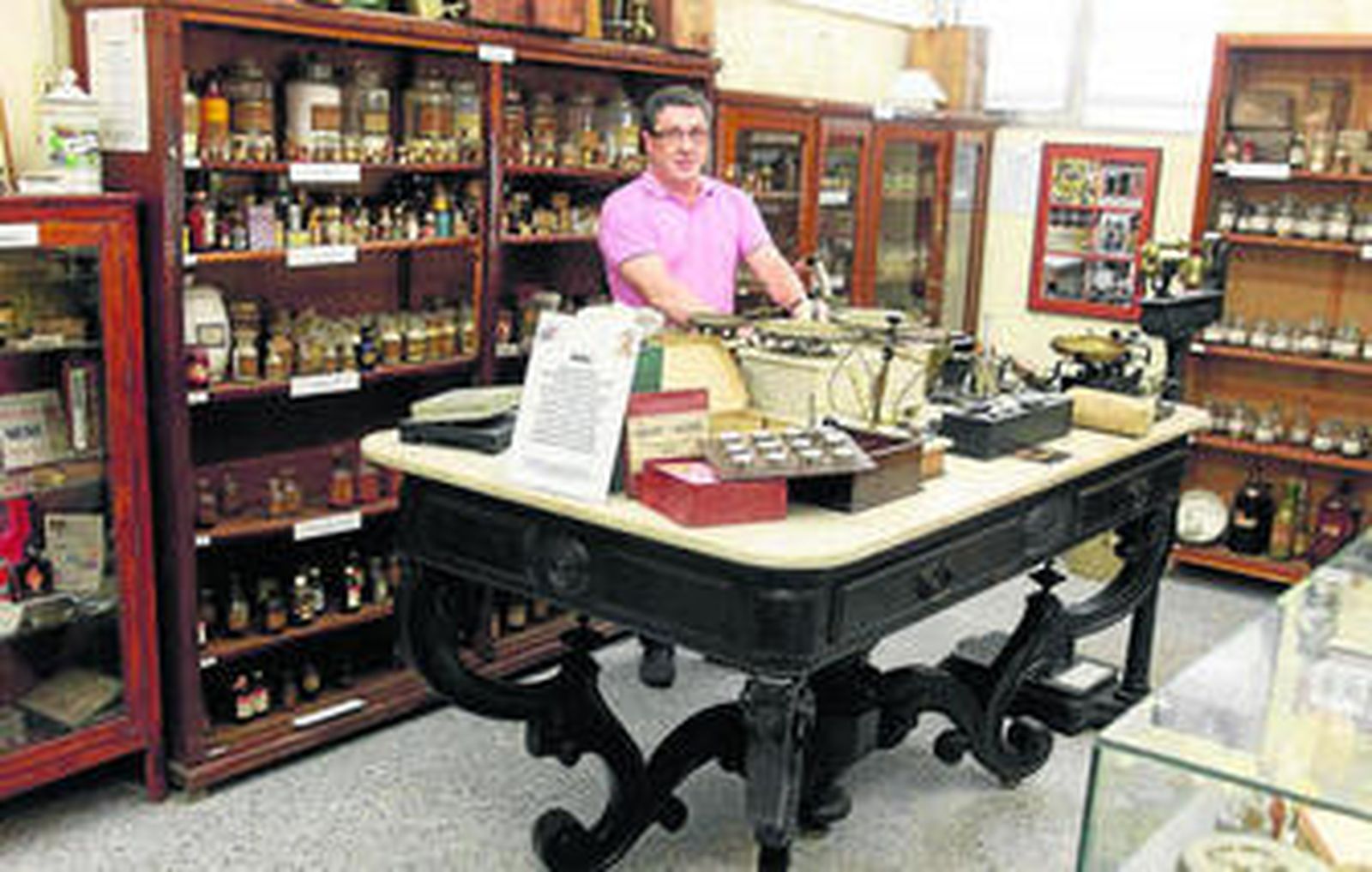 Antonio Ramos tras la mesa expositora de instrumentos que conforman el museo.
