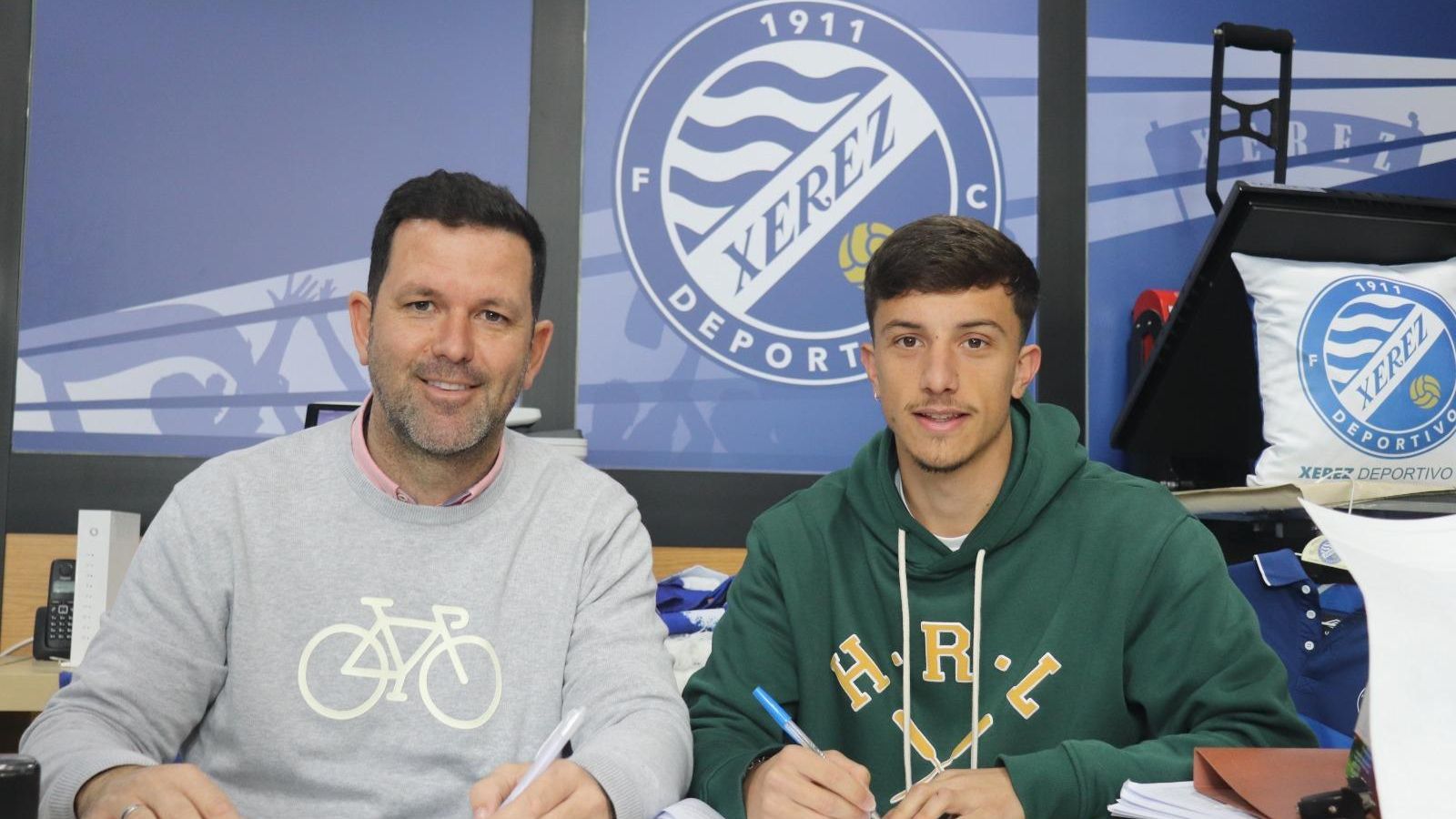 Pepe Rincón firma su renovación junto al presidente Jesús Viloita.