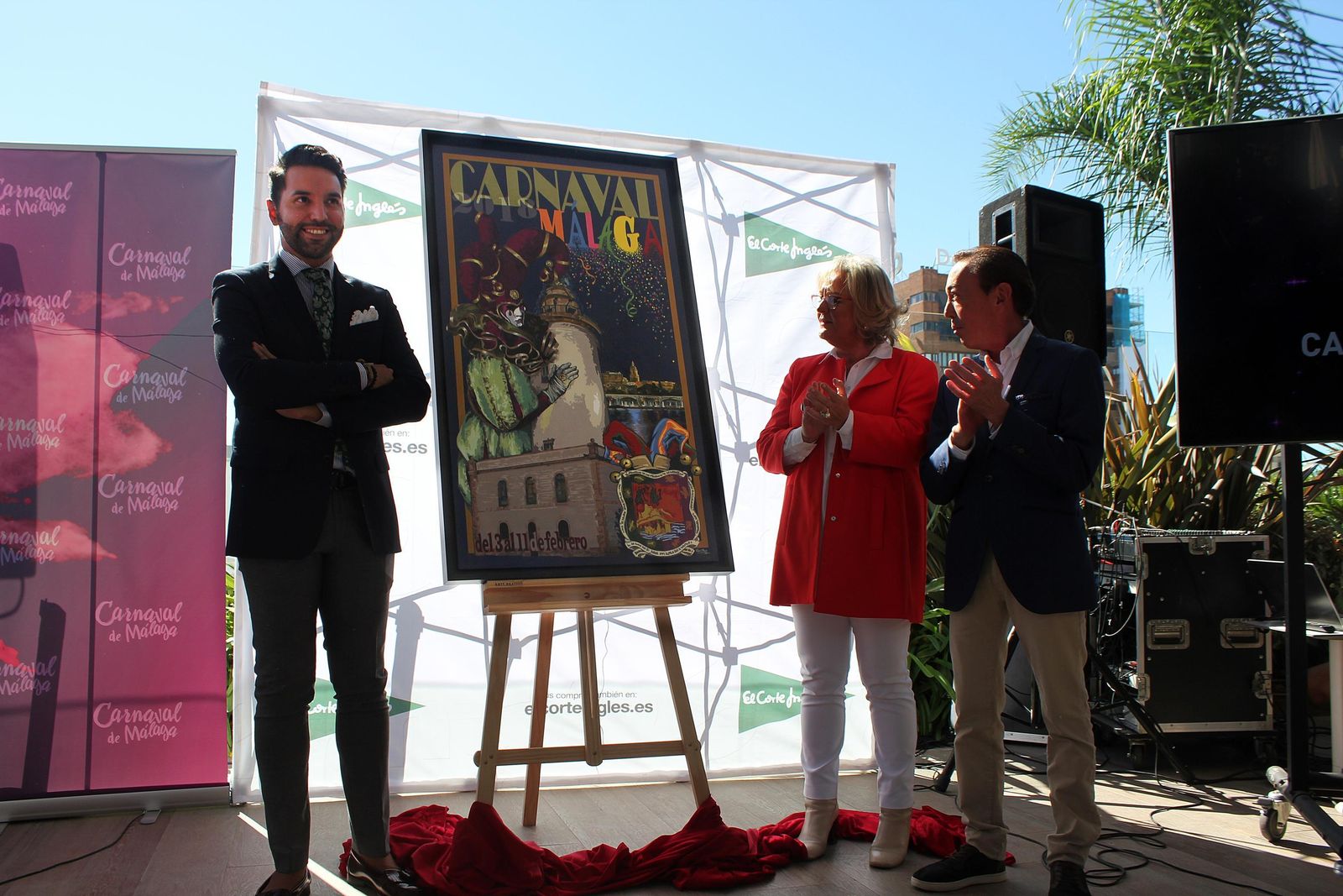 Claros, Porras y Acejo posan ante el cartel del Carnaval de Málaga 2018.
