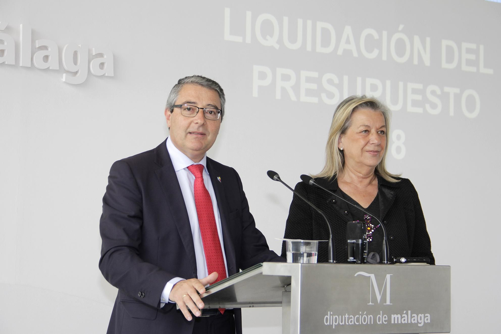 Francisco Salado, presidente de la Diputación, junto a Francisca Caracuel.