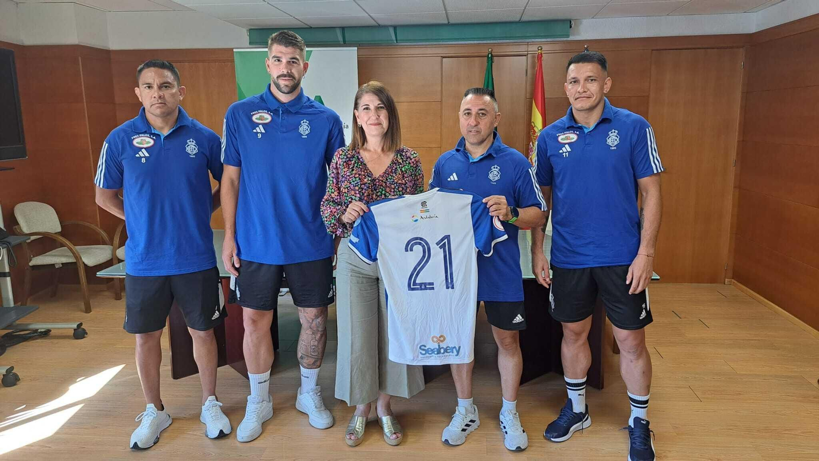 La delegada, Teresa Herrera, despide a la delegación del Recreativo de Huelva de Fútbol Playa.