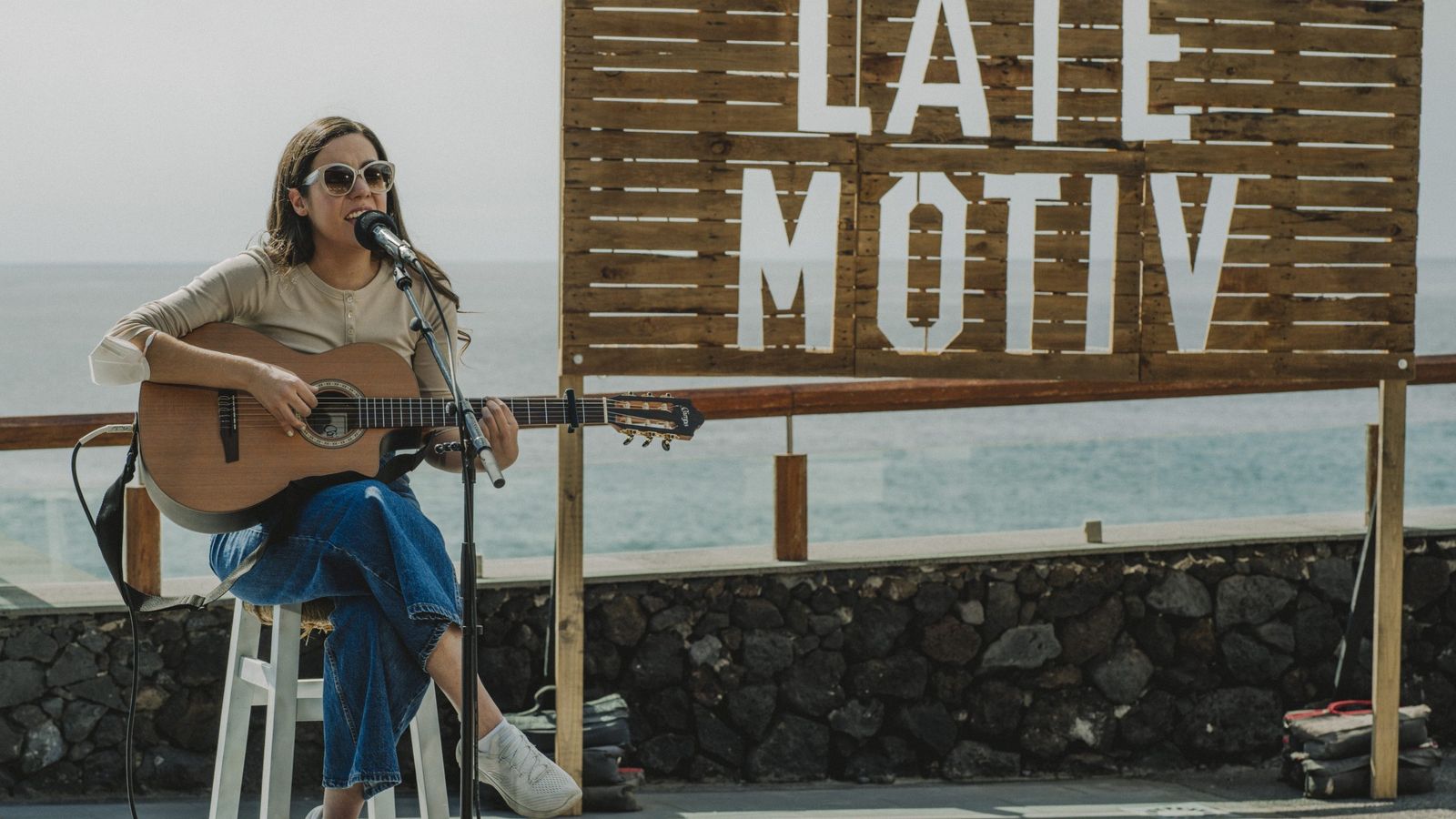 Actuación musical de la cantautora palmera Valeria Castro.