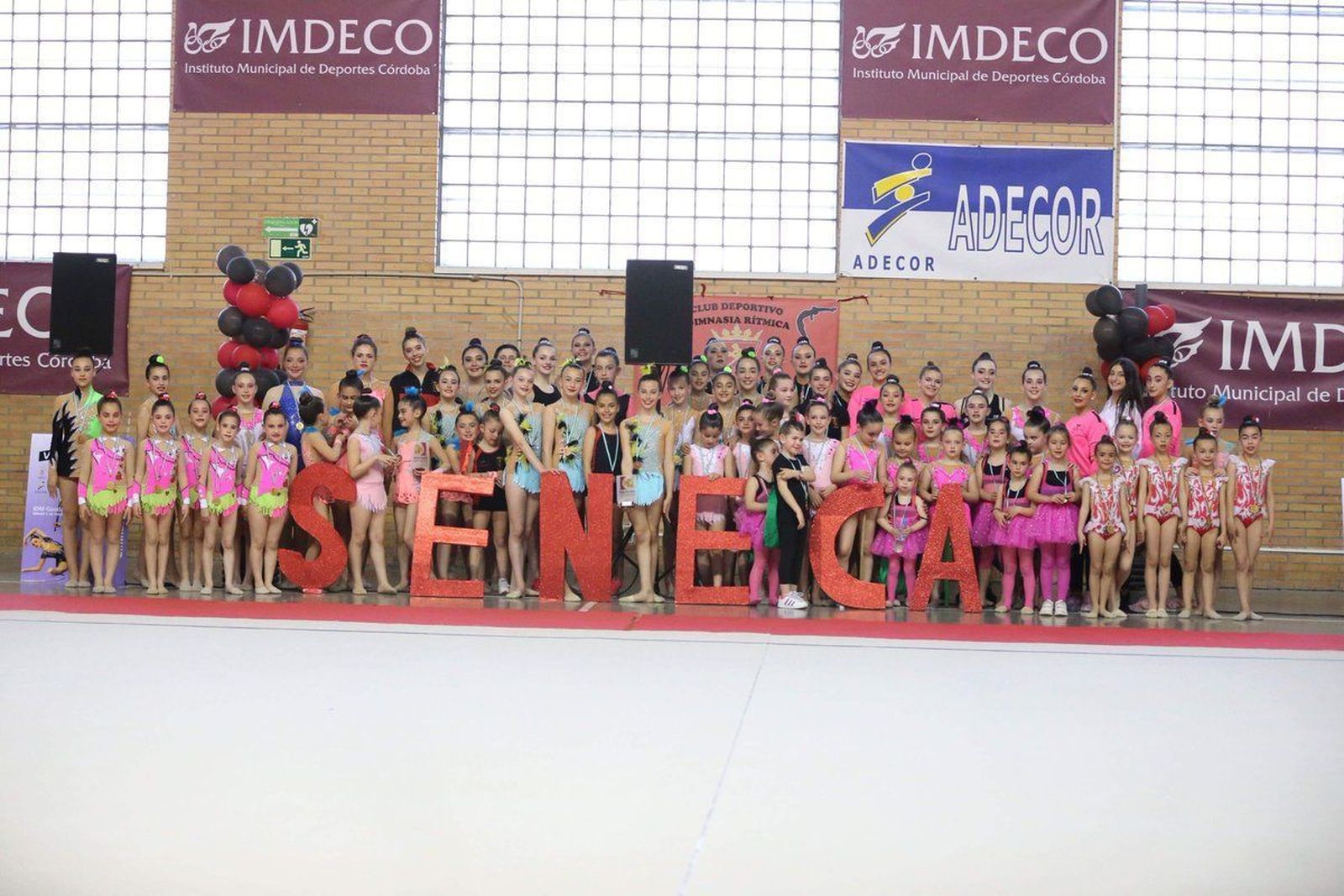 Foto de familia de las gimnastas del Séneca presentes en el Guadalquivir.