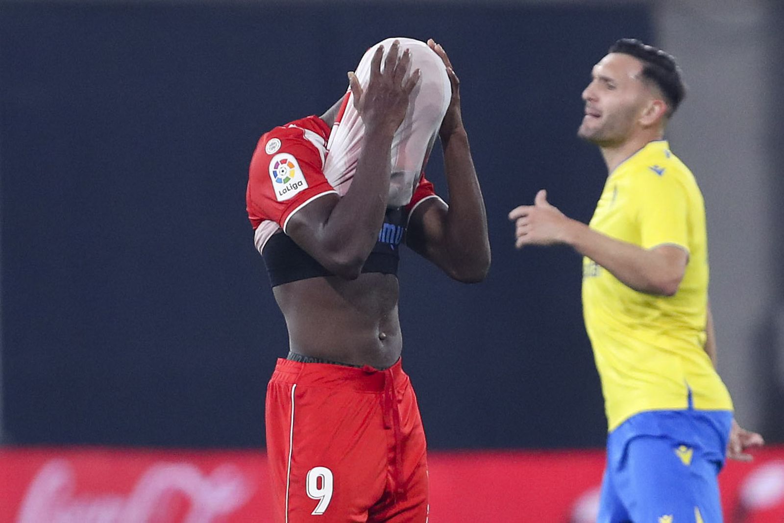 Touré se lamenta del gol de Lucas Pérez