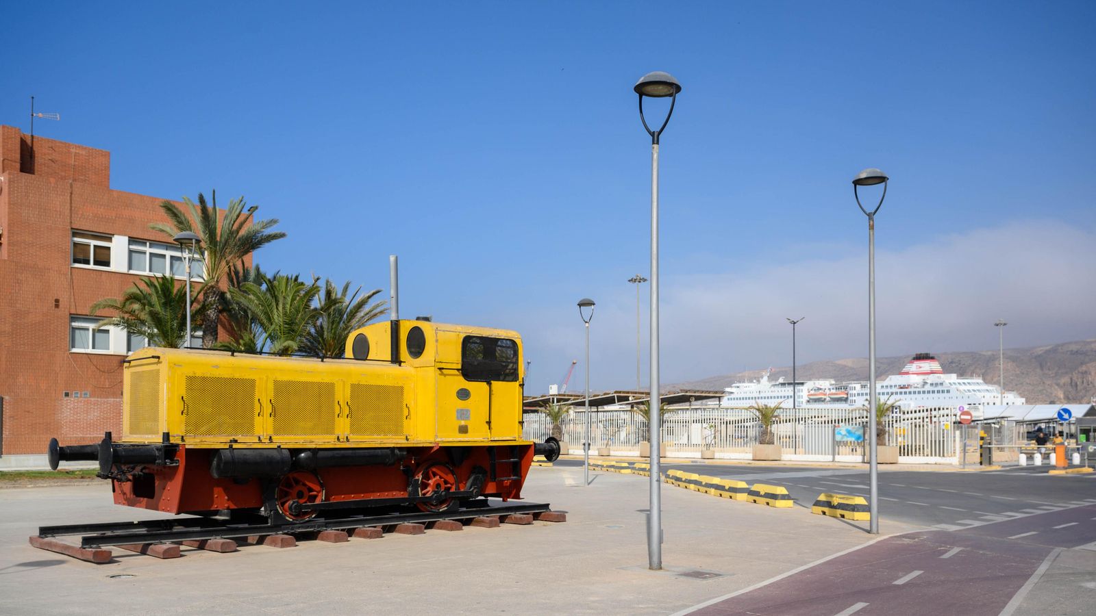 Locomotora en el Puerto de Almería.