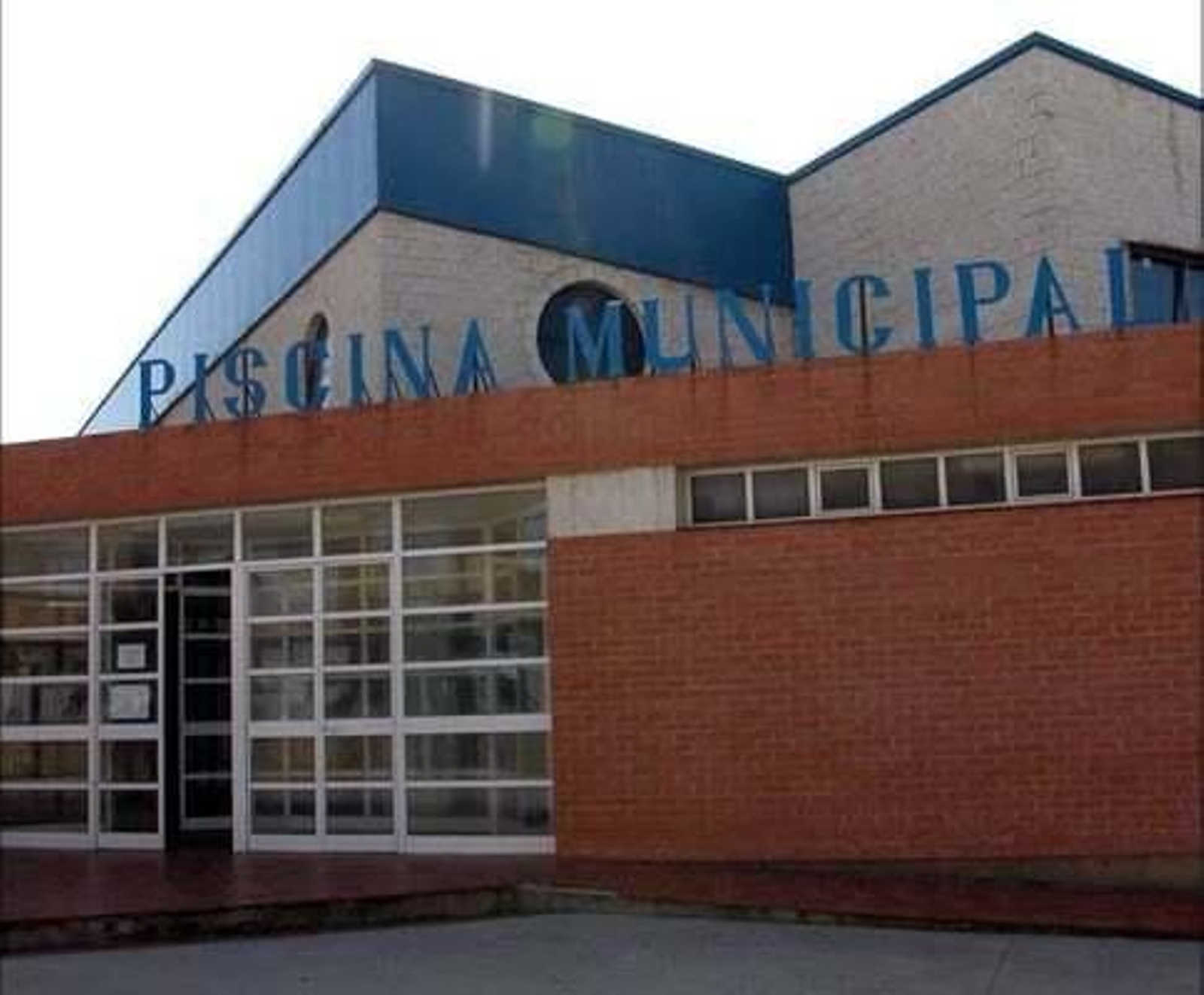 La entrada a la piscina municipal de Tarifa