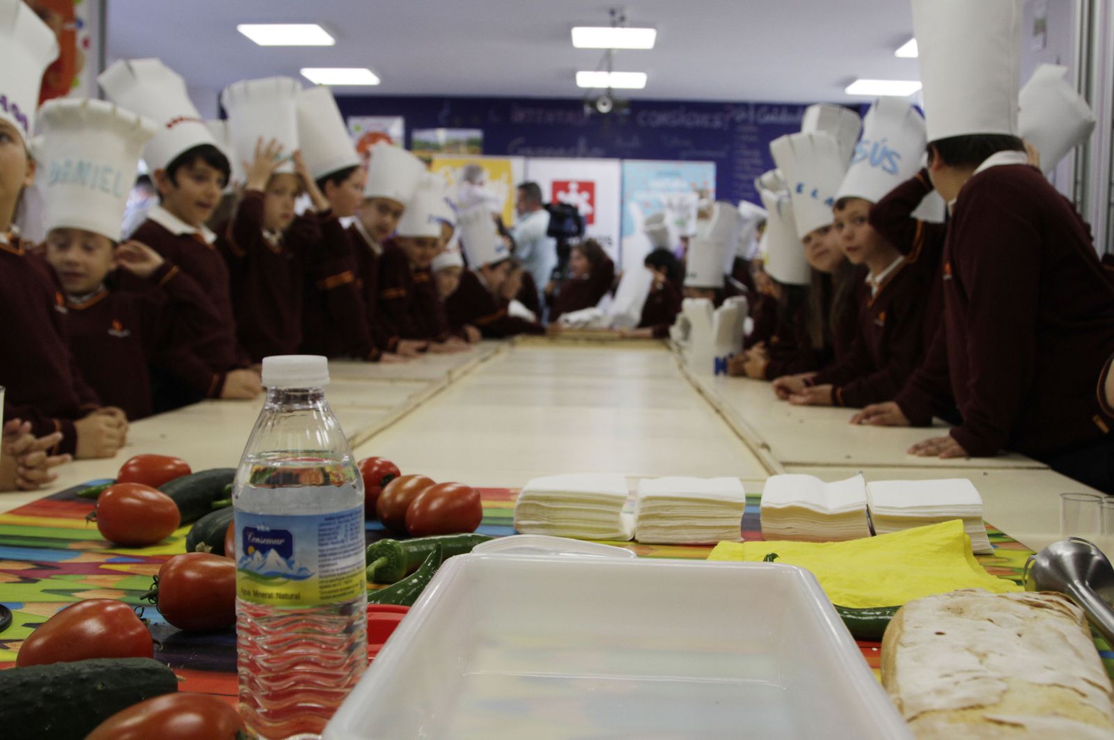 Alumnos del Salesiano durante la clase de gastronomía.