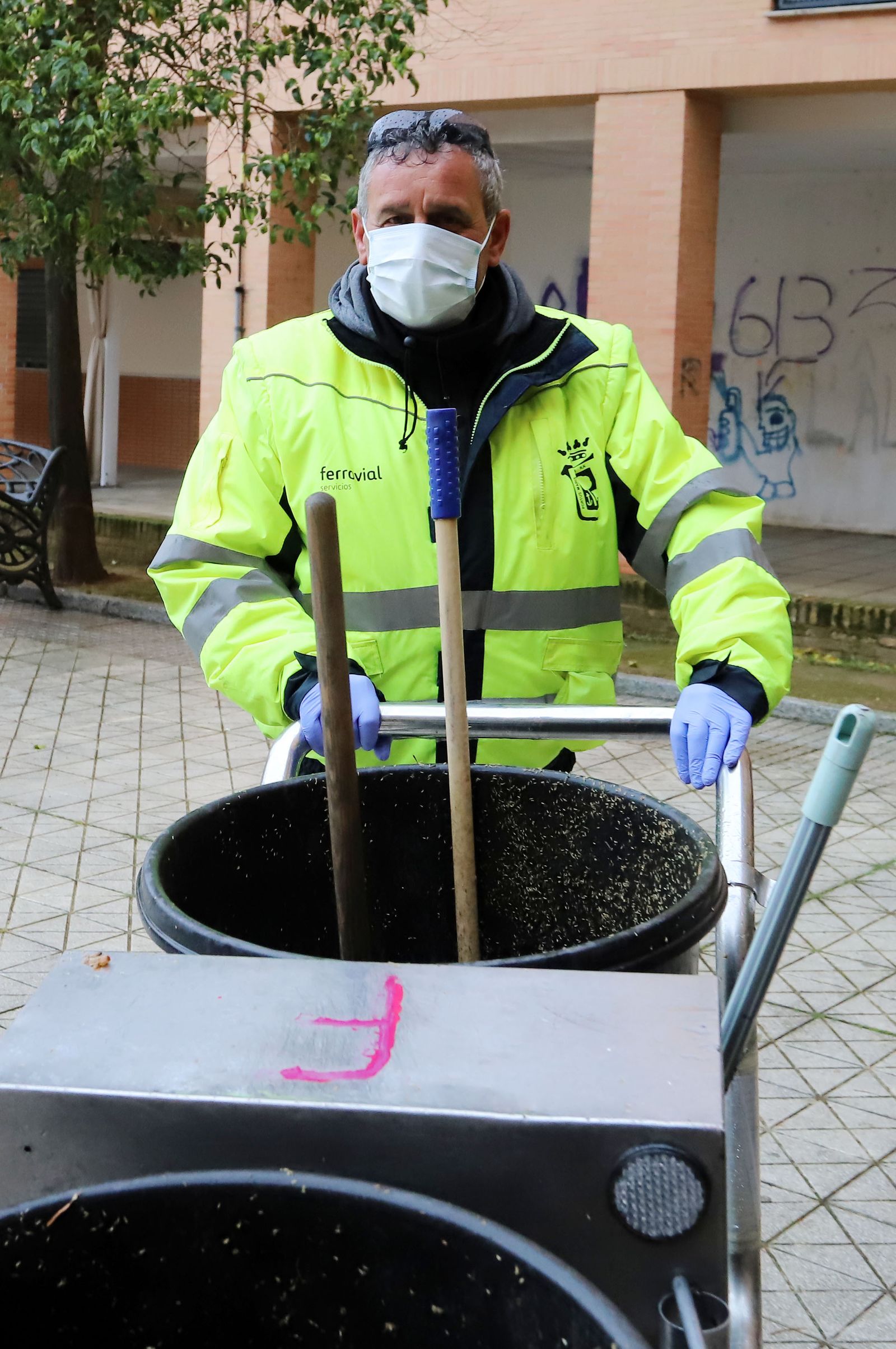 Imágenes del servicio especial de limpieza del Ayuntamiento de Huelva