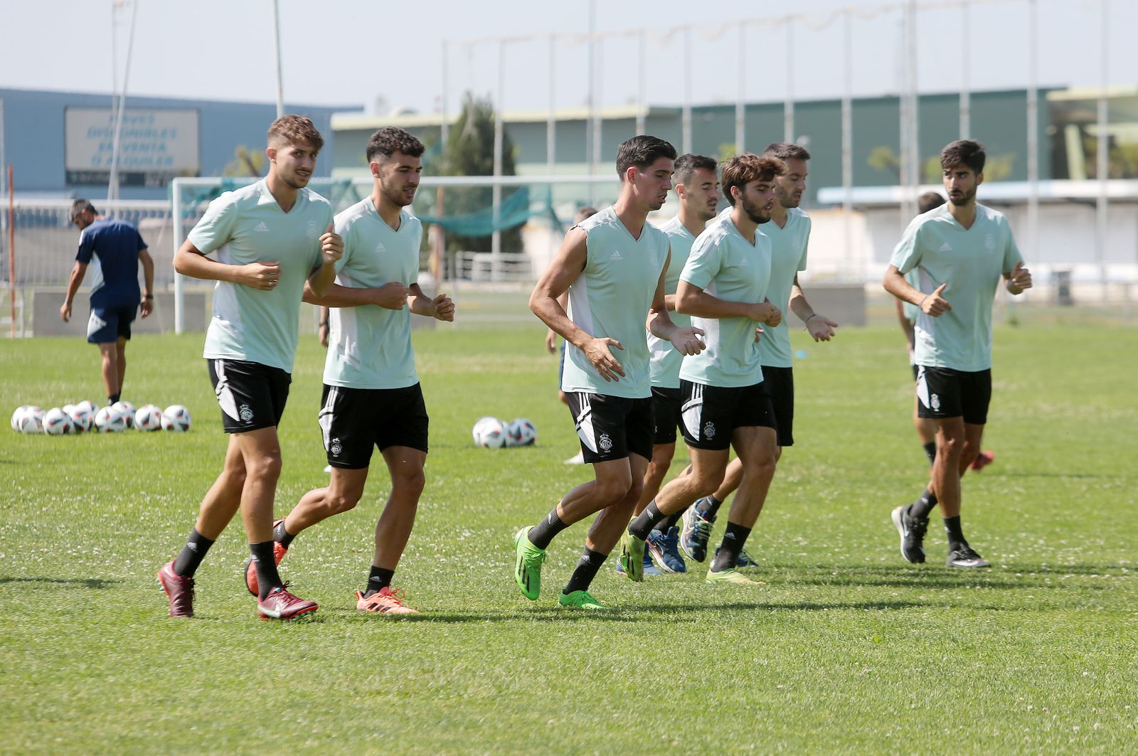 Imágenes del entrenamiento del Recre en la Ciudad Deportiva