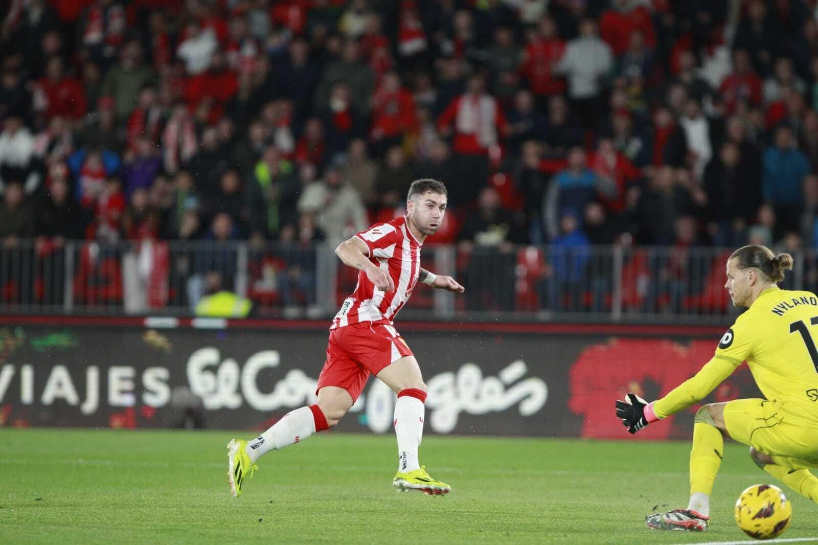 Embarba bate a Nyland tras recibir una asistencia de Viera en el 1-0