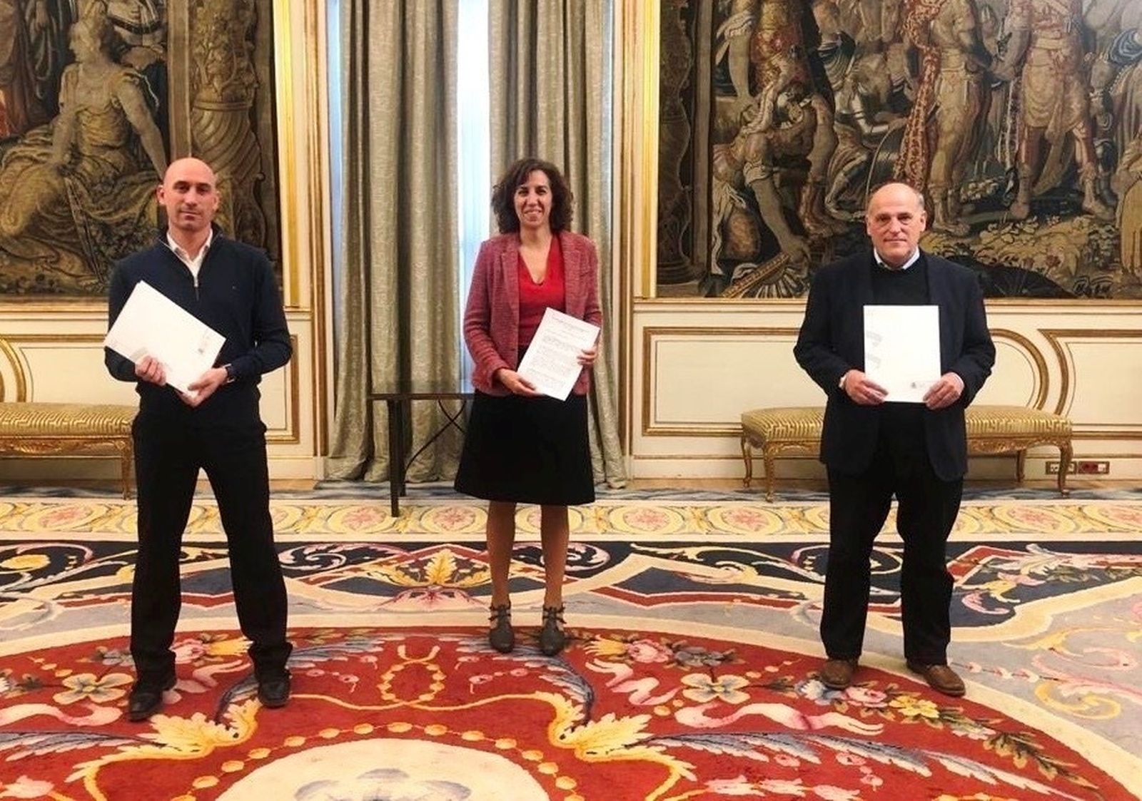 Irene Lozano, presidenta del Consejo Superior de Deportes, posa escoltada por Luis Rubiales y Javier Tebas.