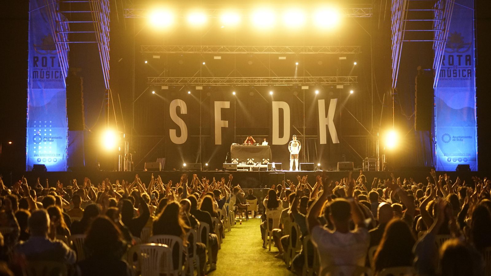 El público, muy animado, en el festival Rota es Música.