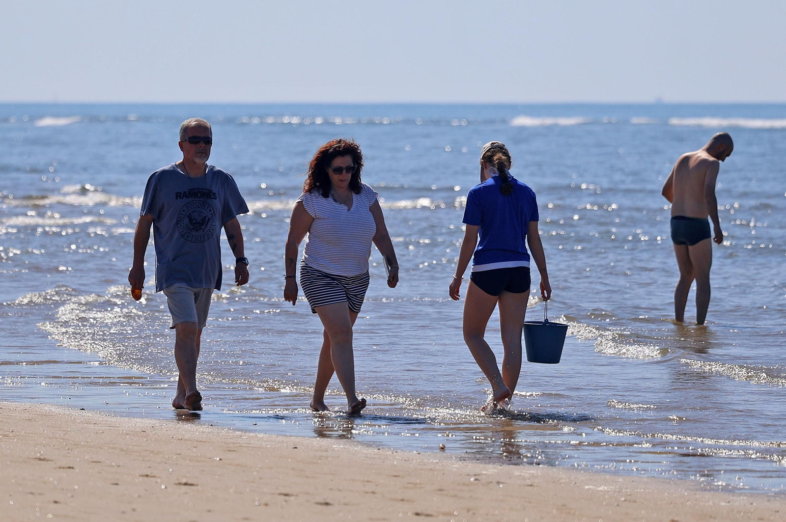 Imágenes del ambiente en las playas de Huelva durante la mañana