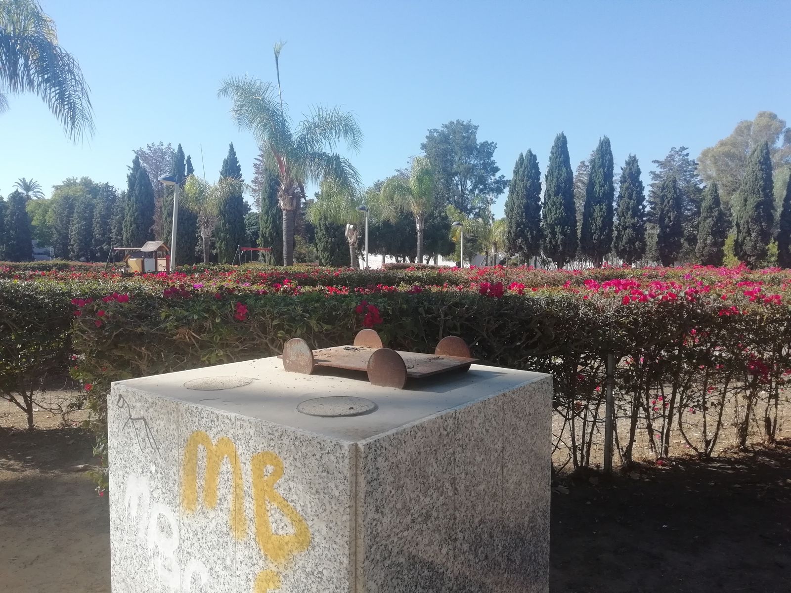 Parte de la escultura en el pedestal.