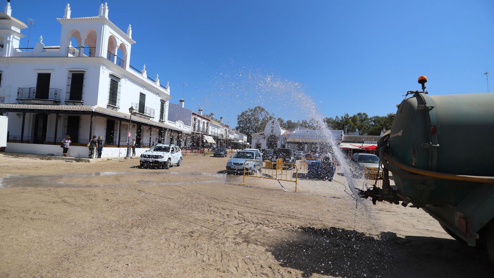 Un camión riega las calles de la aldea almonteña.