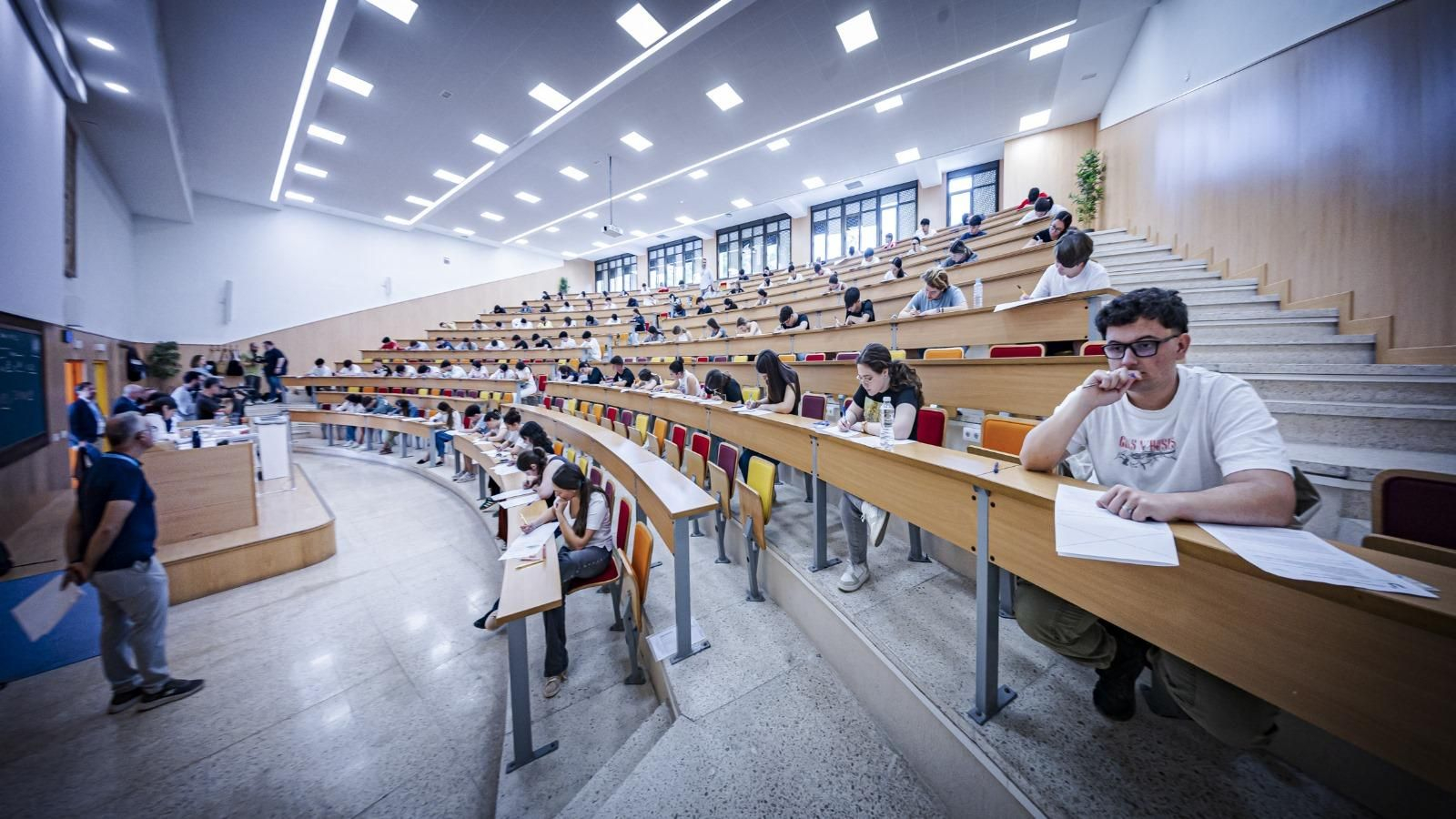 Alumnos en Cádiz, en uno de los exámenes de  Selectividad de 2025.