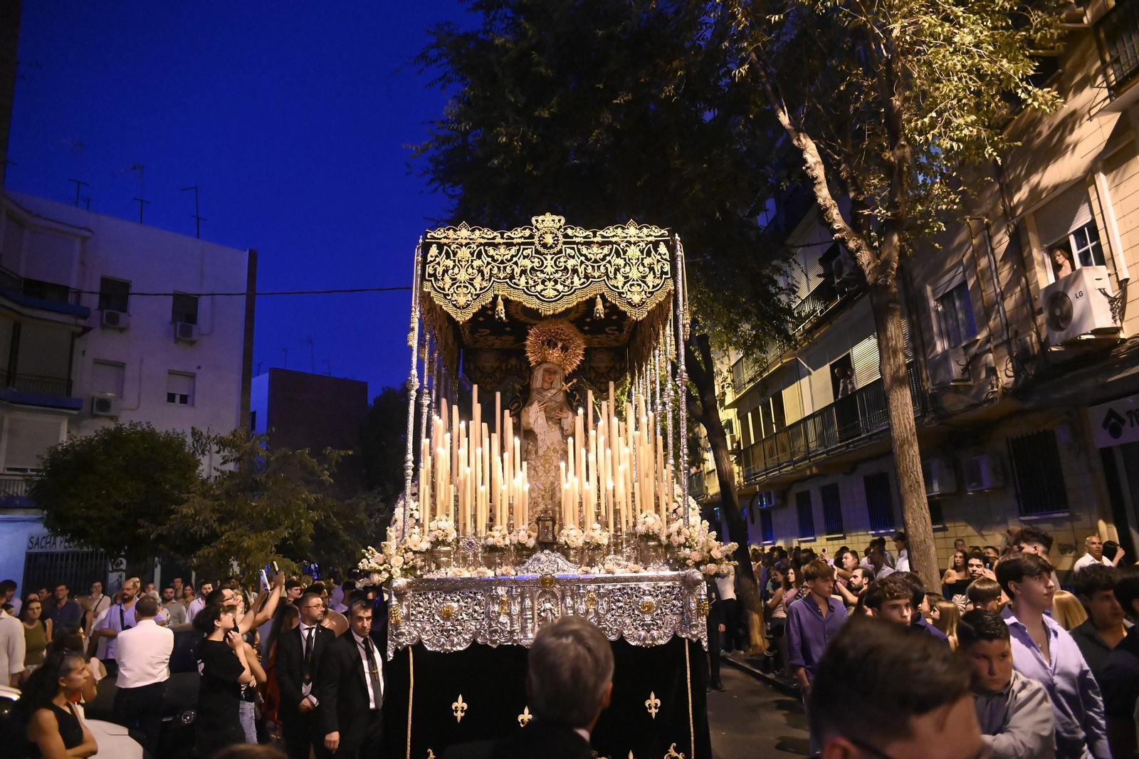Las mejores fotos de la procesión extraordinaria de la Virgen de la Soledad de Córdoba