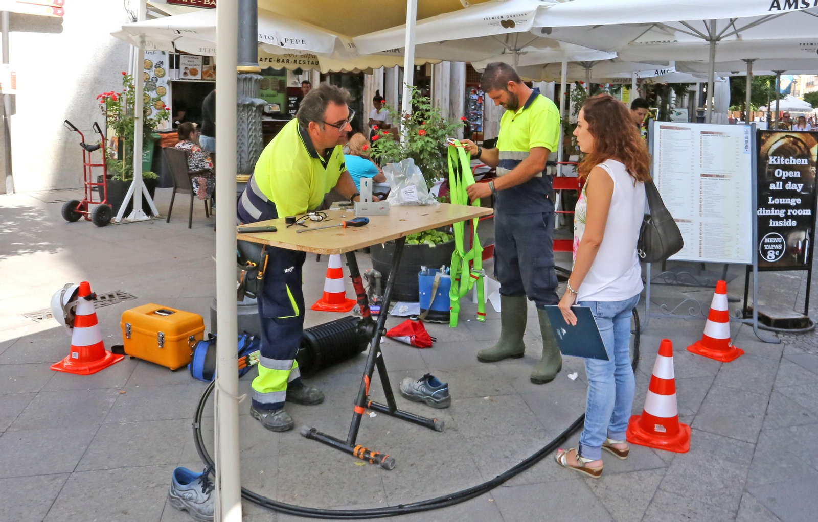 Trabajadores encargados de las canalizaciones de fibra óptica en el centro de la ciudad. Trabajadores encargados de las canalizaciones de fibra óptica en el centro de la ciudad.