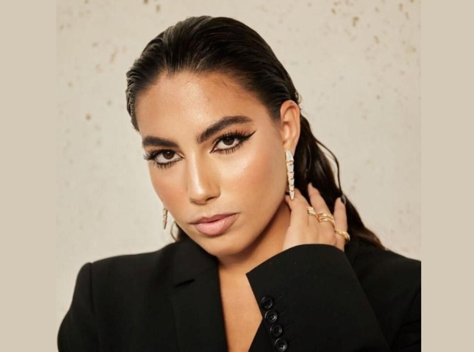 La cantante se decantó por un total look negro de la firma Coperni y joyas de la casa Bulgari